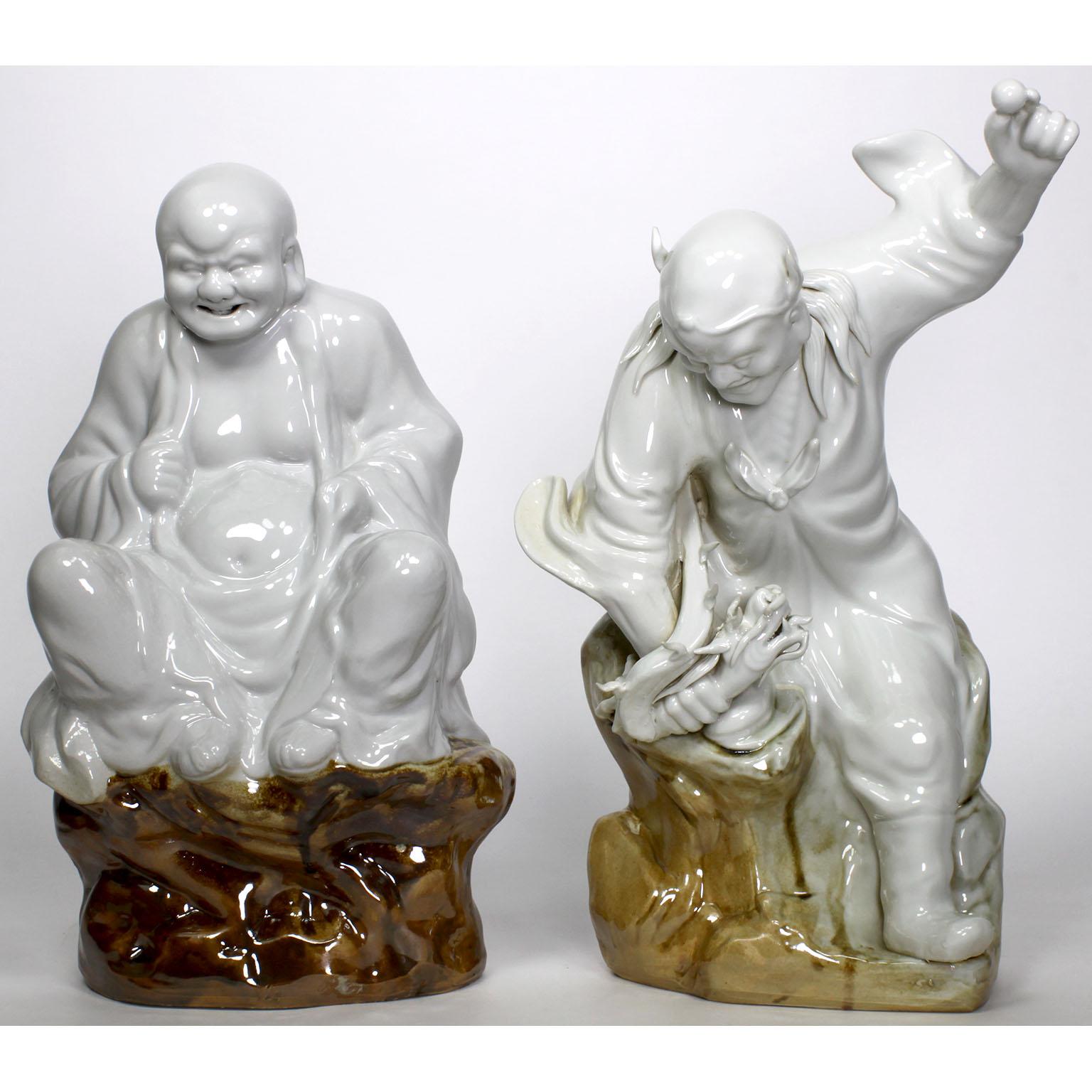 Chinesisches Set von achtzehn Blanc de Chine emaillierten Keramik-Arhats oder Luohan-Buddhas (20. Jahrhundert) im Angebot