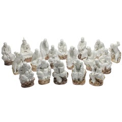 Chinesisches Set von achtzehn Blanc de Chine emaillierten Keramik-Arhats oder Luohan-Buddhas