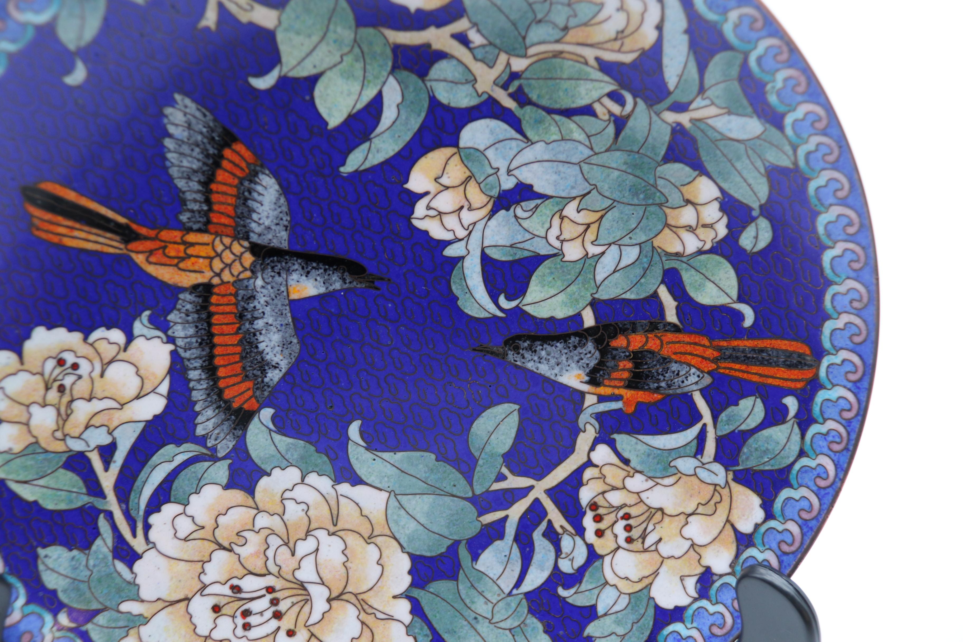 Ensemble chinois de quatre assiettes en cloisonné représentant des oiseaux et des fleurs, vers 1930 en vente 2