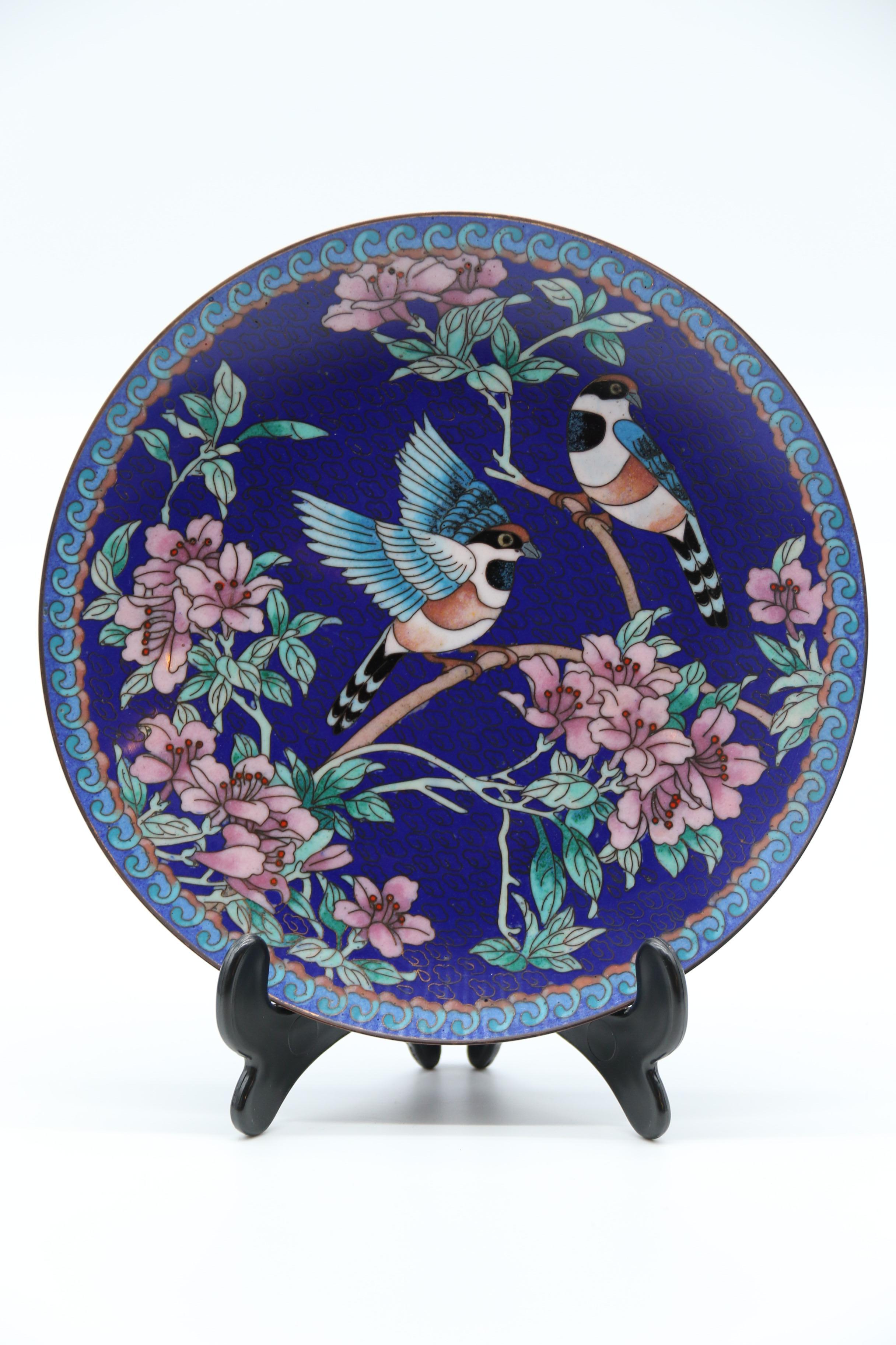 Ensemble chinois de quatre assiettes en cloisonné représentant des oiseaux et des fleurs, vers 1930 en vente 3