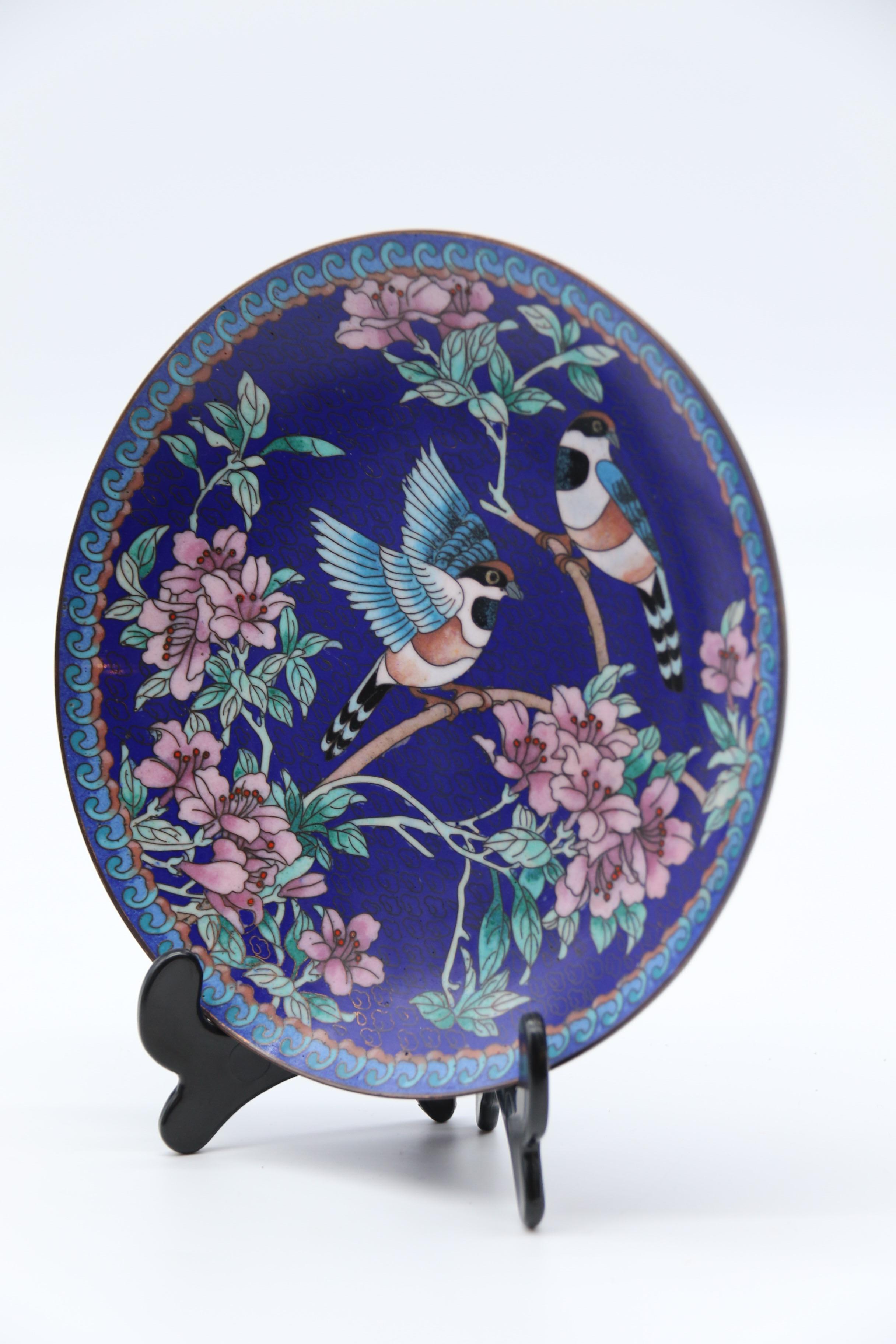 Chinesischer Satz von vier Cloisonnetellern mit Vogel- und Blütendarstellungen, um 1930 im Angebot 5