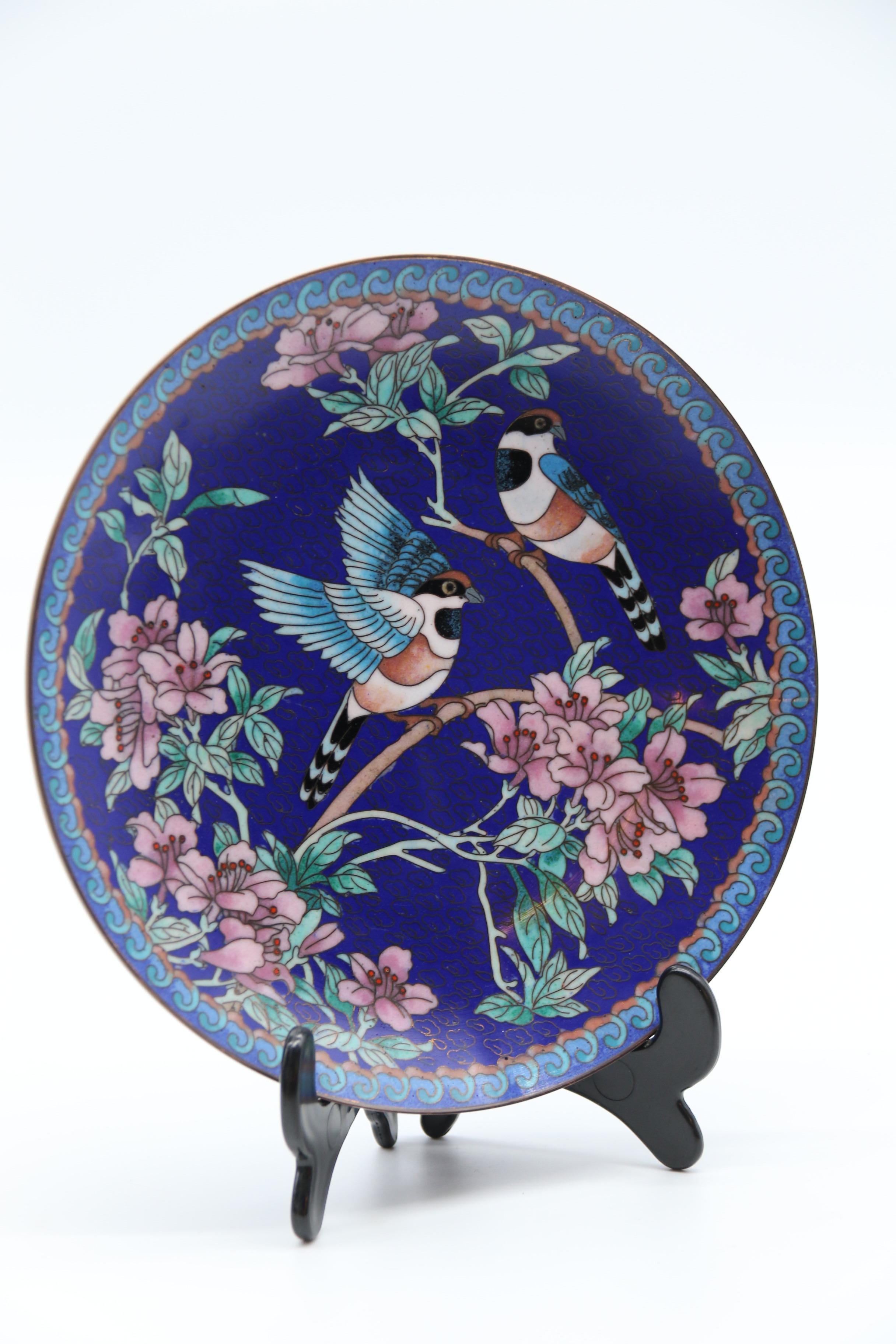 Chinesischer Satz von vier Cloisonnetellern mit Vogel- und Blütendarstellungen, um 1930 im Angebot 6