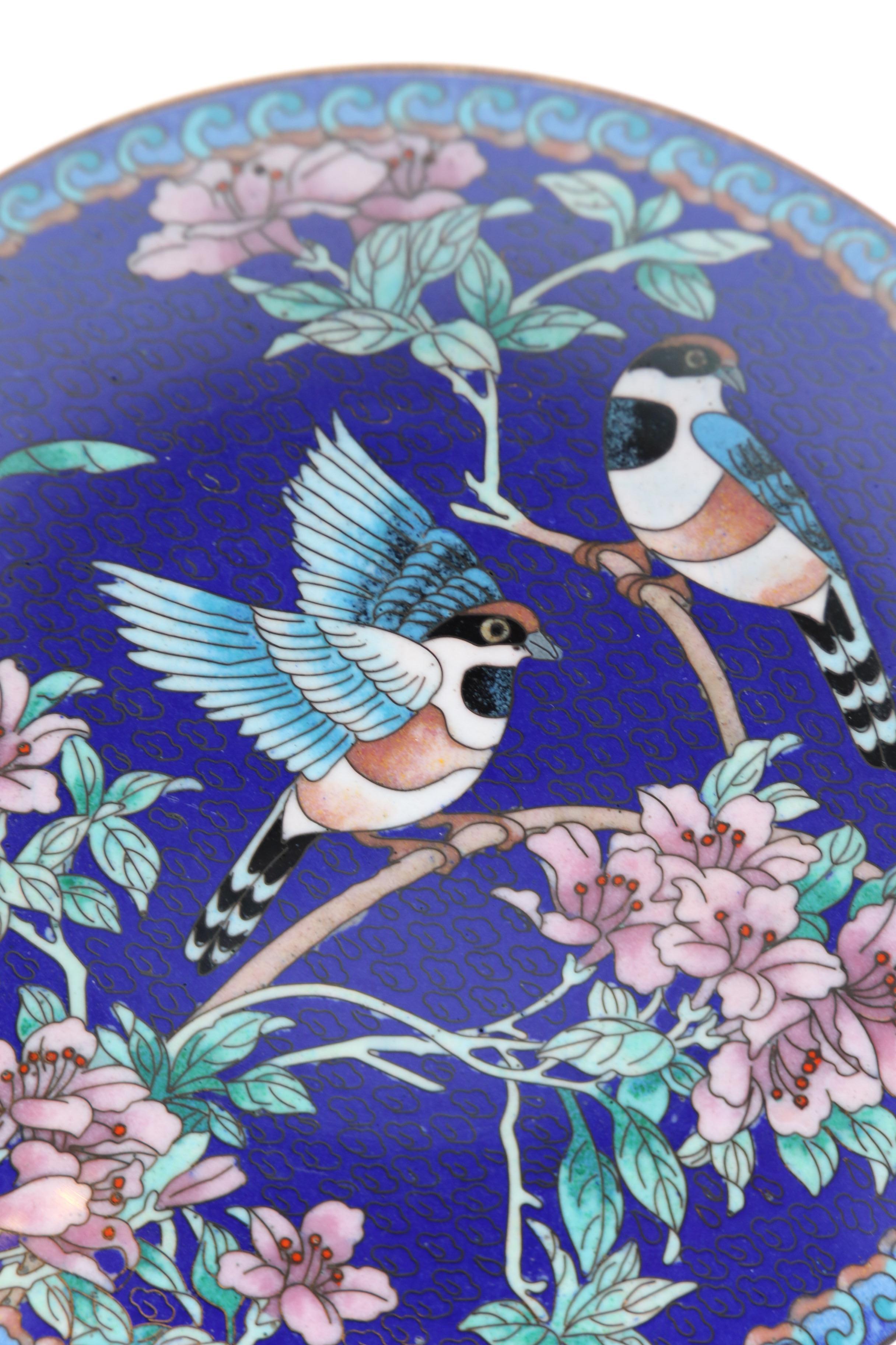 Ensemble chinois de quatre assiettes en cloisonné représentant des oiseaux et des fleurs, vers 1930 en vente 6