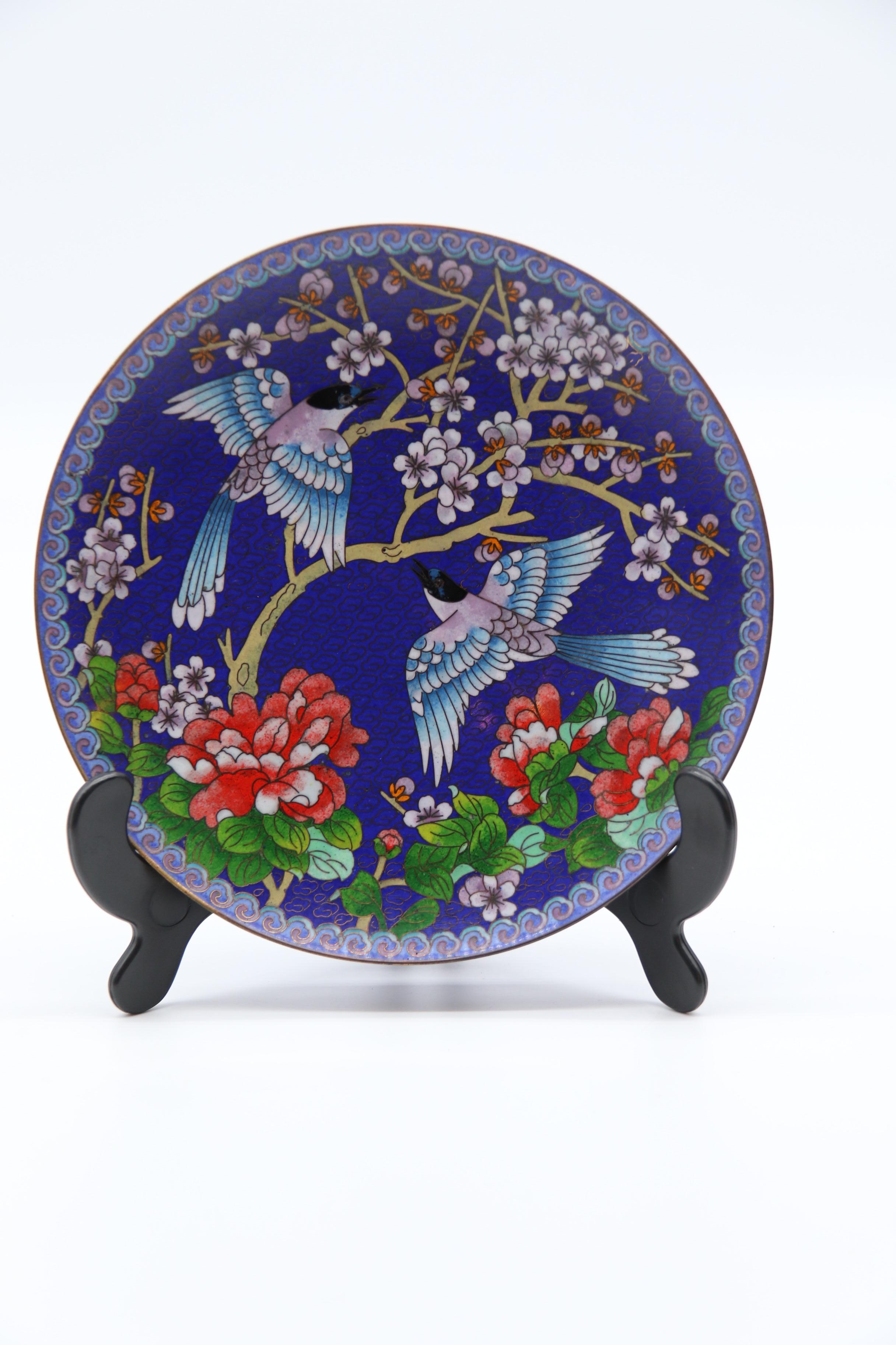 Chinesischer Satz von vier Cloisonnetellern mit Vogel- und Blütendarstellungen, um 1930 im Angebot 9