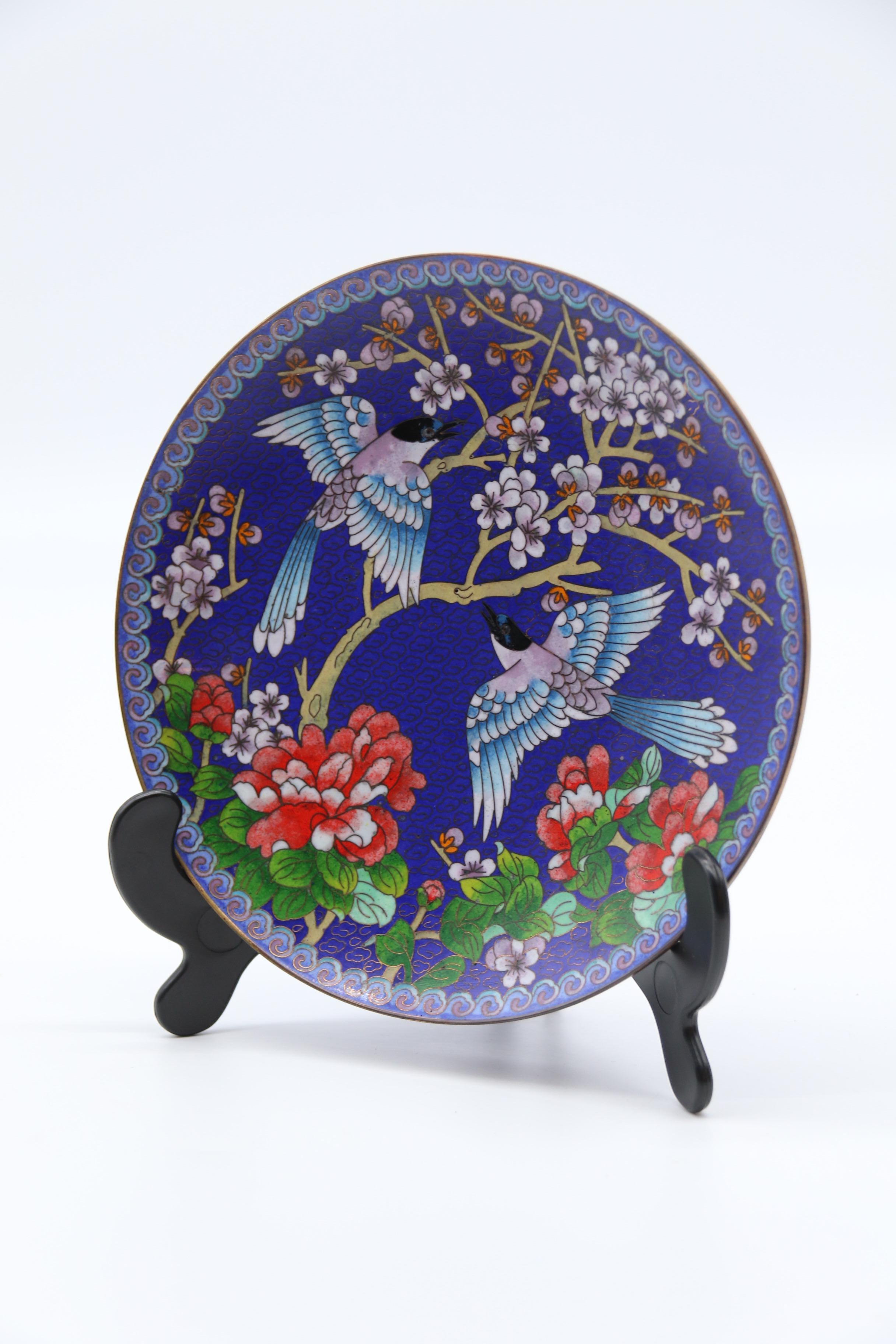 Ensemble chinois de quatre assiettes en cloisonné représentant des oiseaux et des fleurs, vers 1930 en vente 9