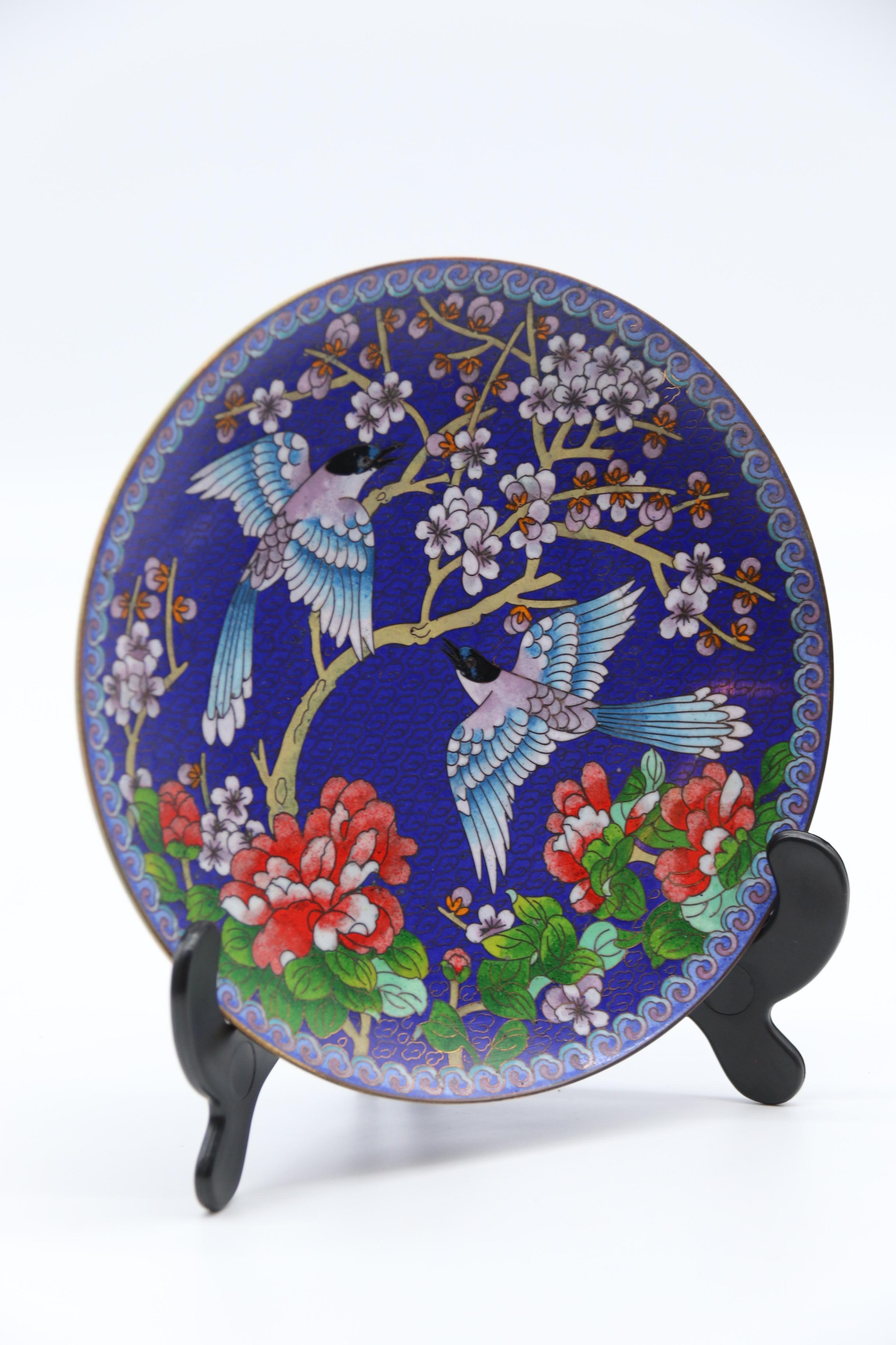 Chinesischer Satz von vier Cloisonnetellern mit Vogel- und Blütendarstellungen, um 1930 im Angebot 11