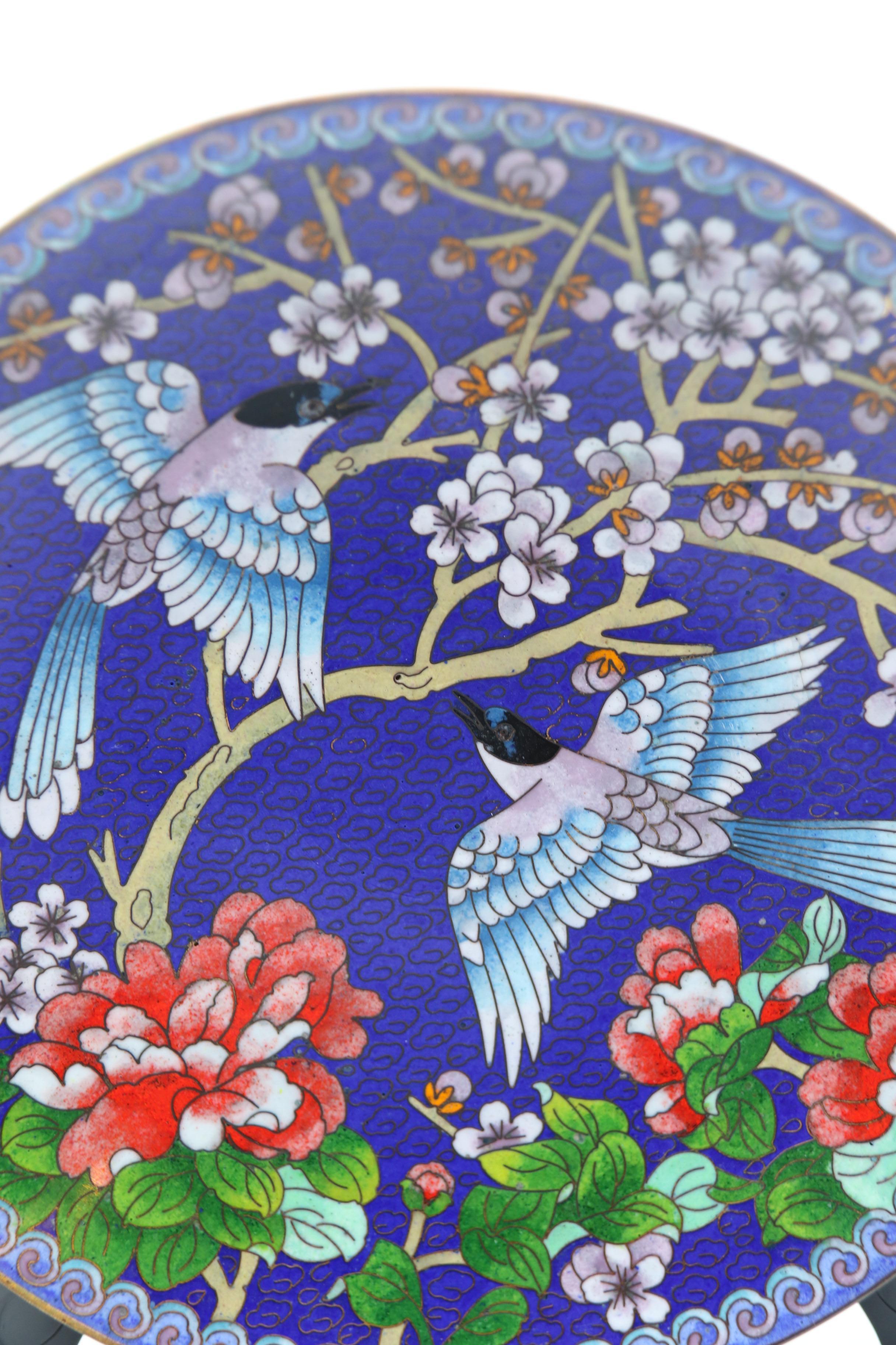 Ensemble chinois de quatre assiettes en cloisonné représentant des oiseaux et des fleurs, vers 1930 en vente 11