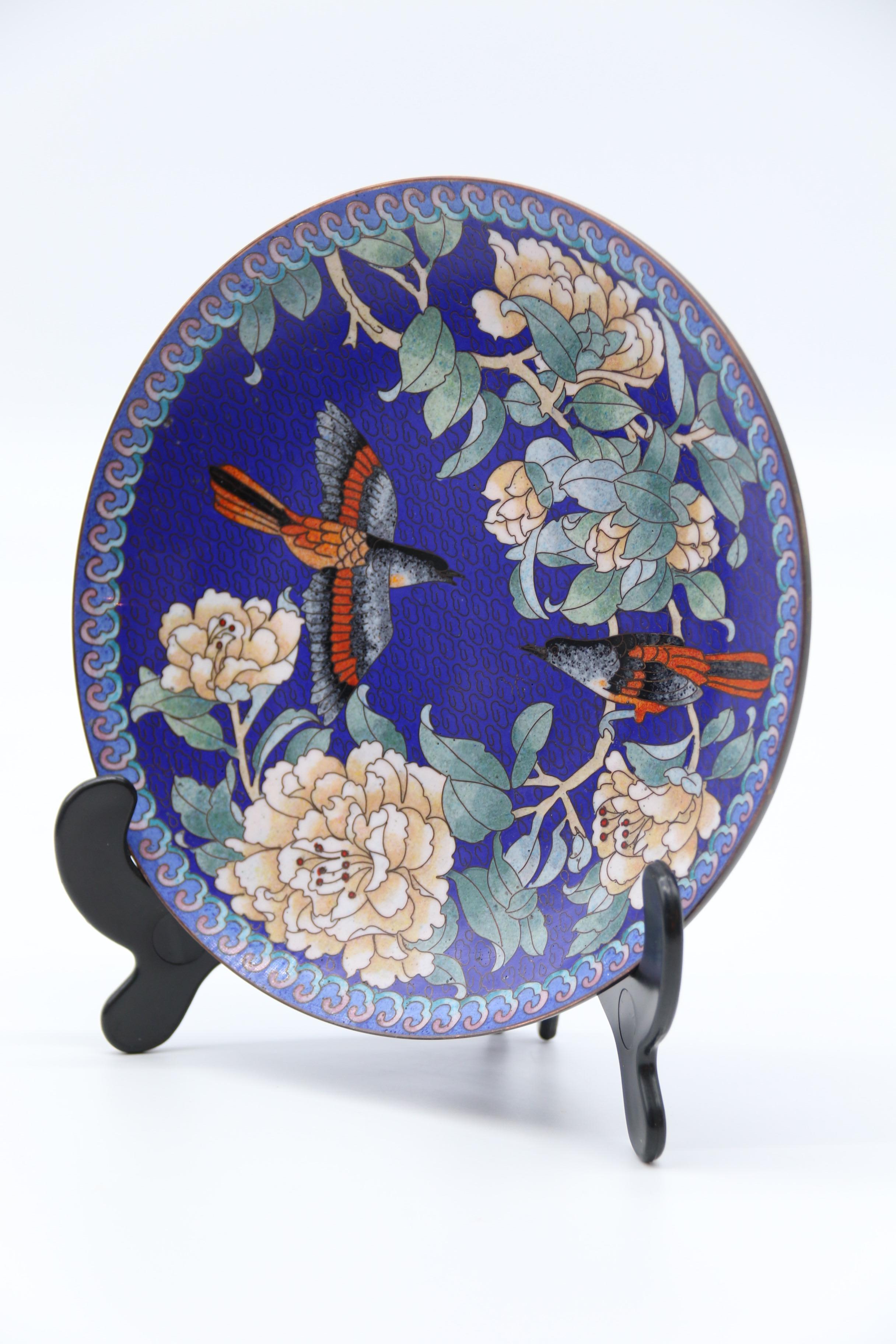 Chinesischer Satz von vier Cloisonnetellern mit Vogel- und Blütendarstellungen, um 1930 (Chinesischer Export) im Angebot