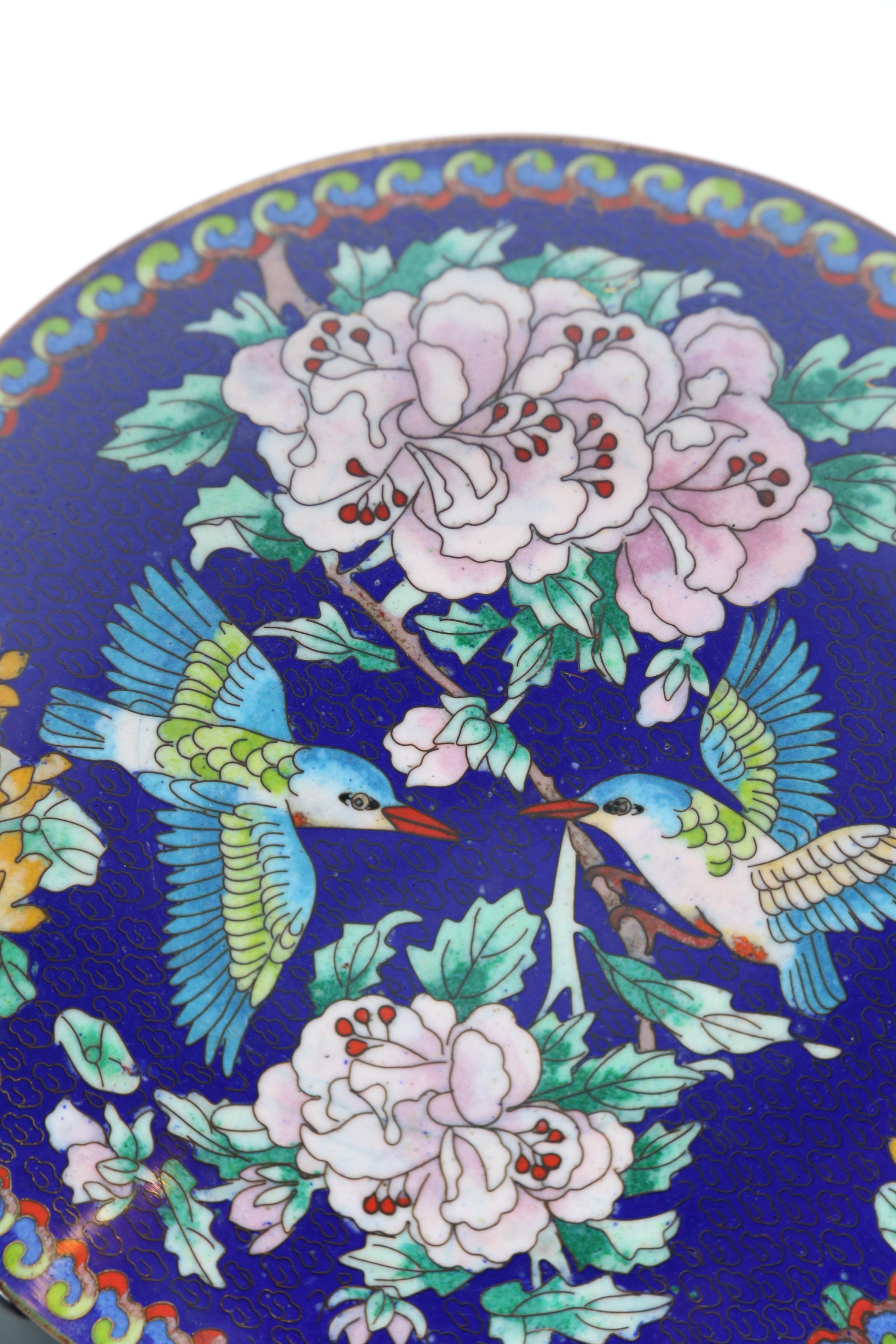 Chinesischer Satz von vier Cloisonnetellern mit Vogel- und Blütendarstellungen, um 1930 im Angebot 1