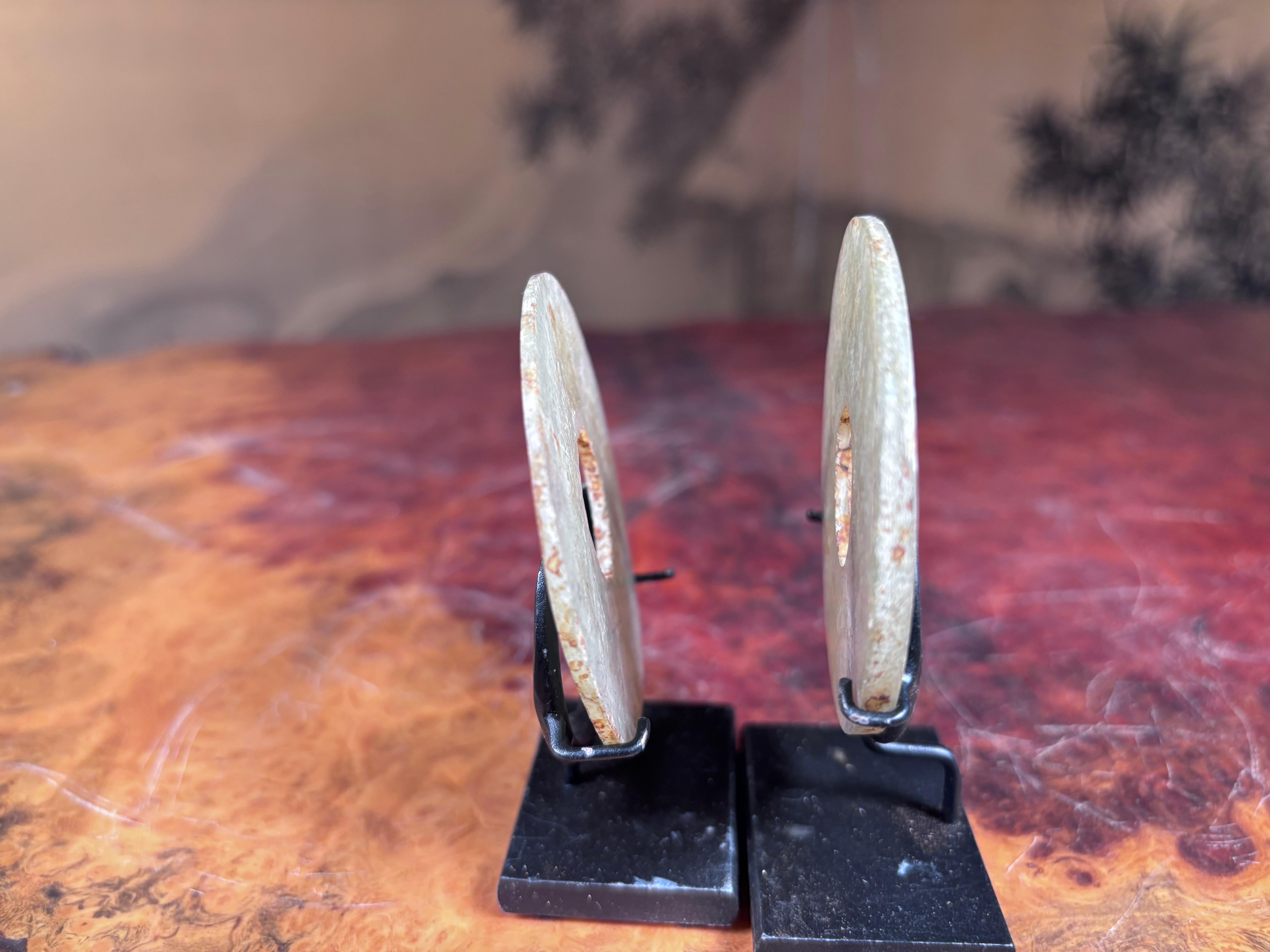 Intagliato a mano Set cinese di due giade intagliate a mano Bi in vendita