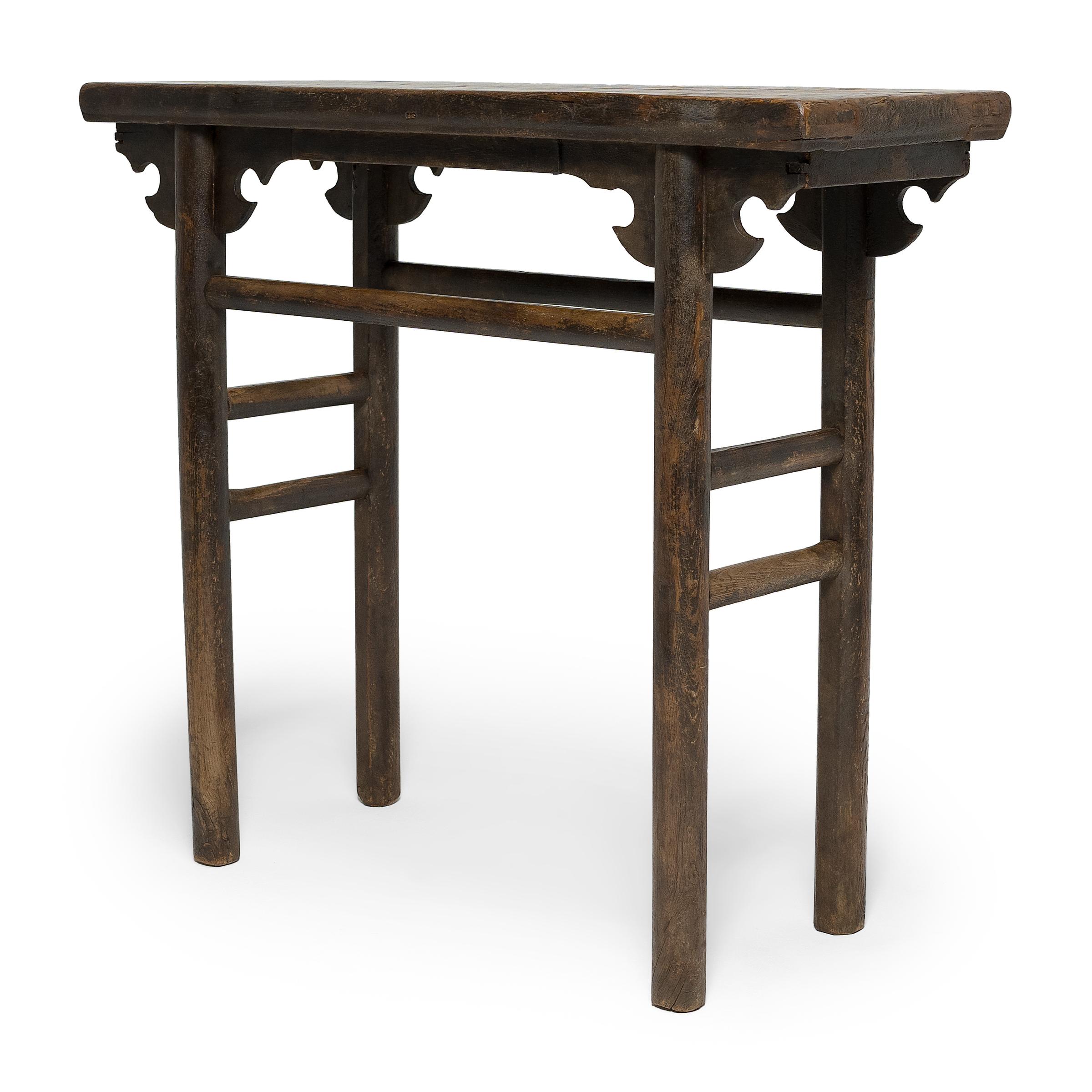 Chinese Shallow Wine Table, circa 1800 In Good Condition For Sale In Chicago, IL