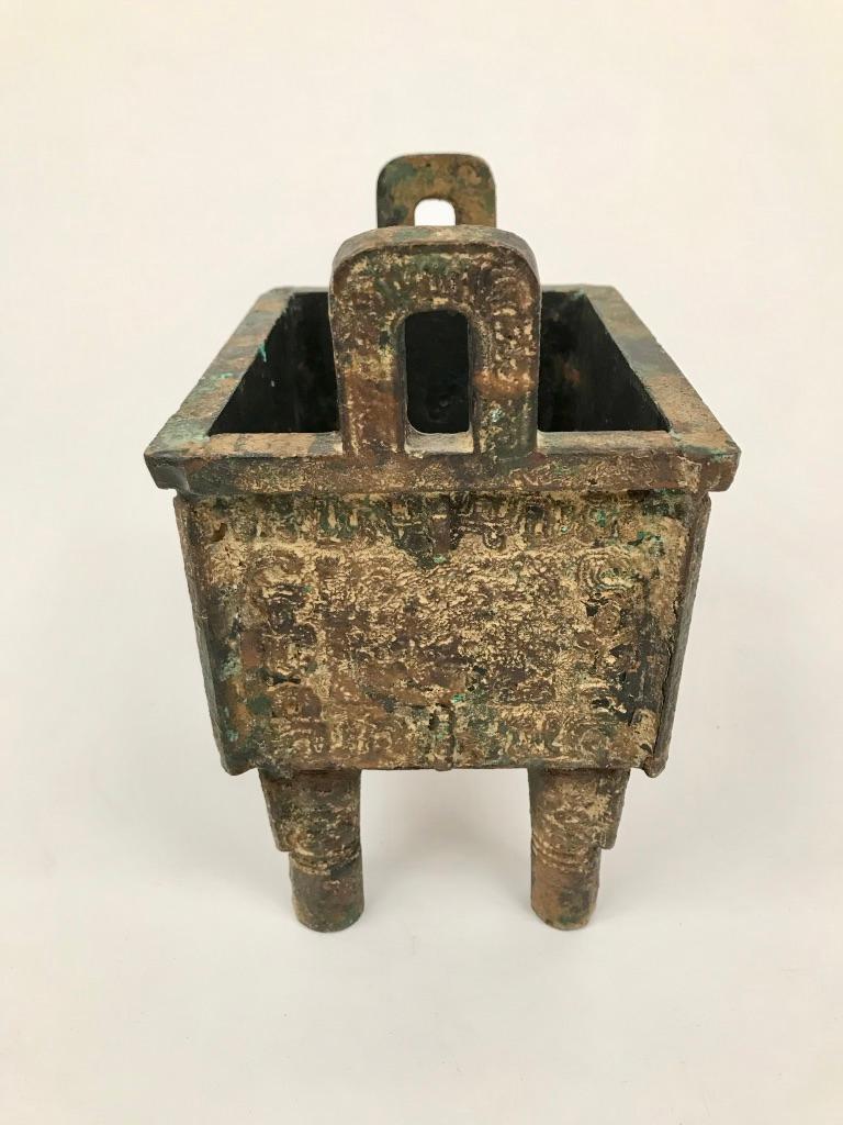Vase en bronze archaïque de style dynastie chinoise Shang 2