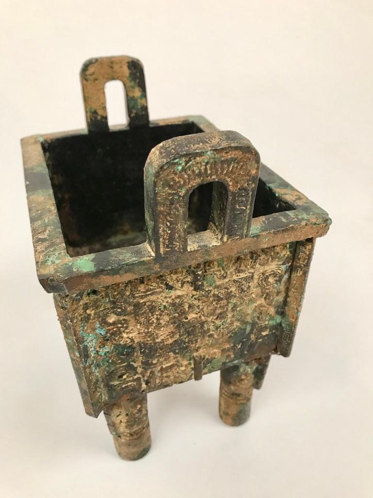 Vase en bronze archaïque de style dynastie chinoise Shang 3