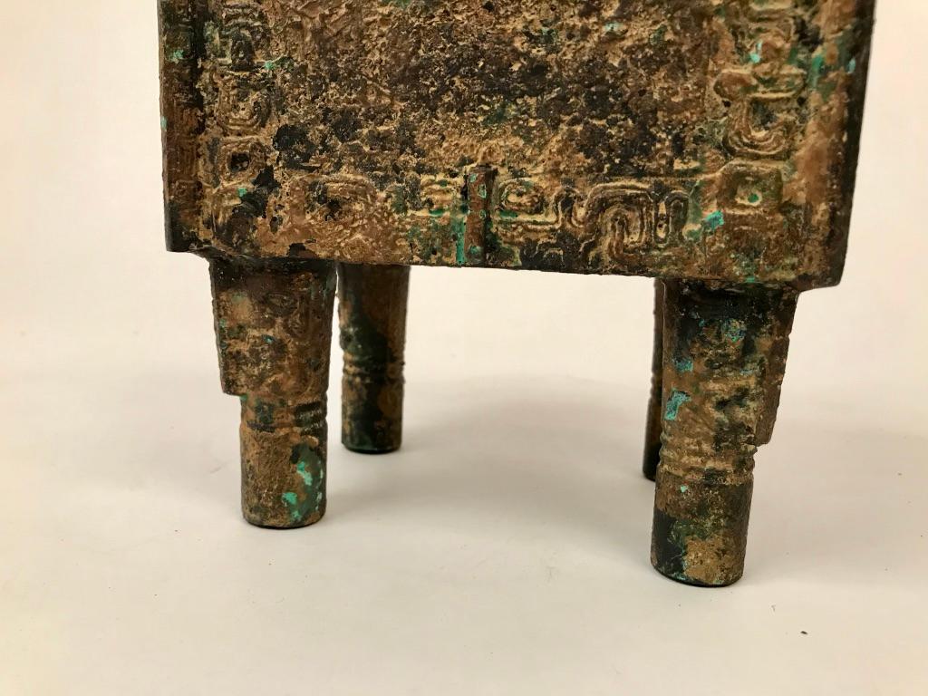 Vase en bronze archaïque de style dynastie chinoise Shang 5