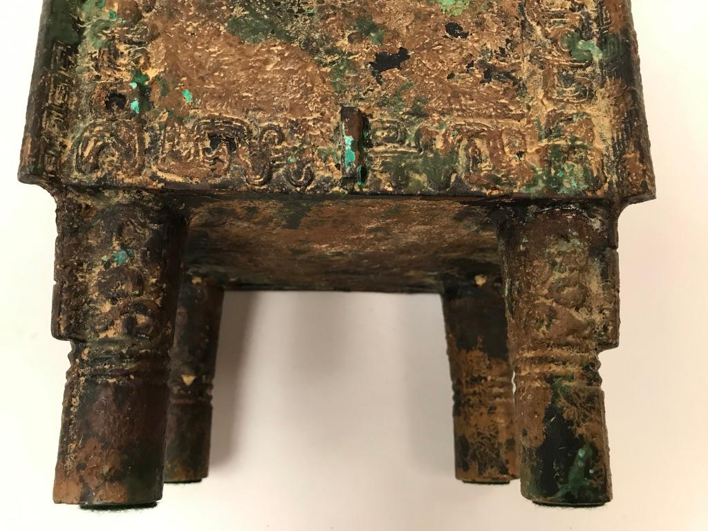Vase en bronze archaïque de style dynastie chinoise Shang 9