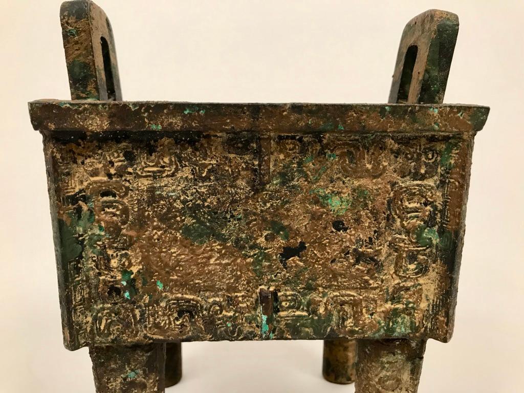 Vase en bronze archaïque de style dynastie chinoise Shang 11