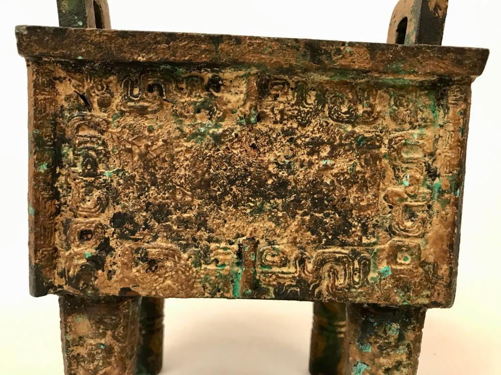 20ième siècle Vase en bronze archaïque de style dynastie chinoise Shang