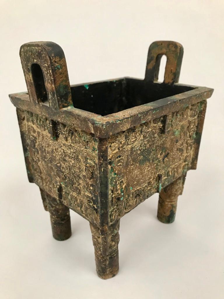 Vase en bronze archaïque de style dynastie chinoise Shang 1