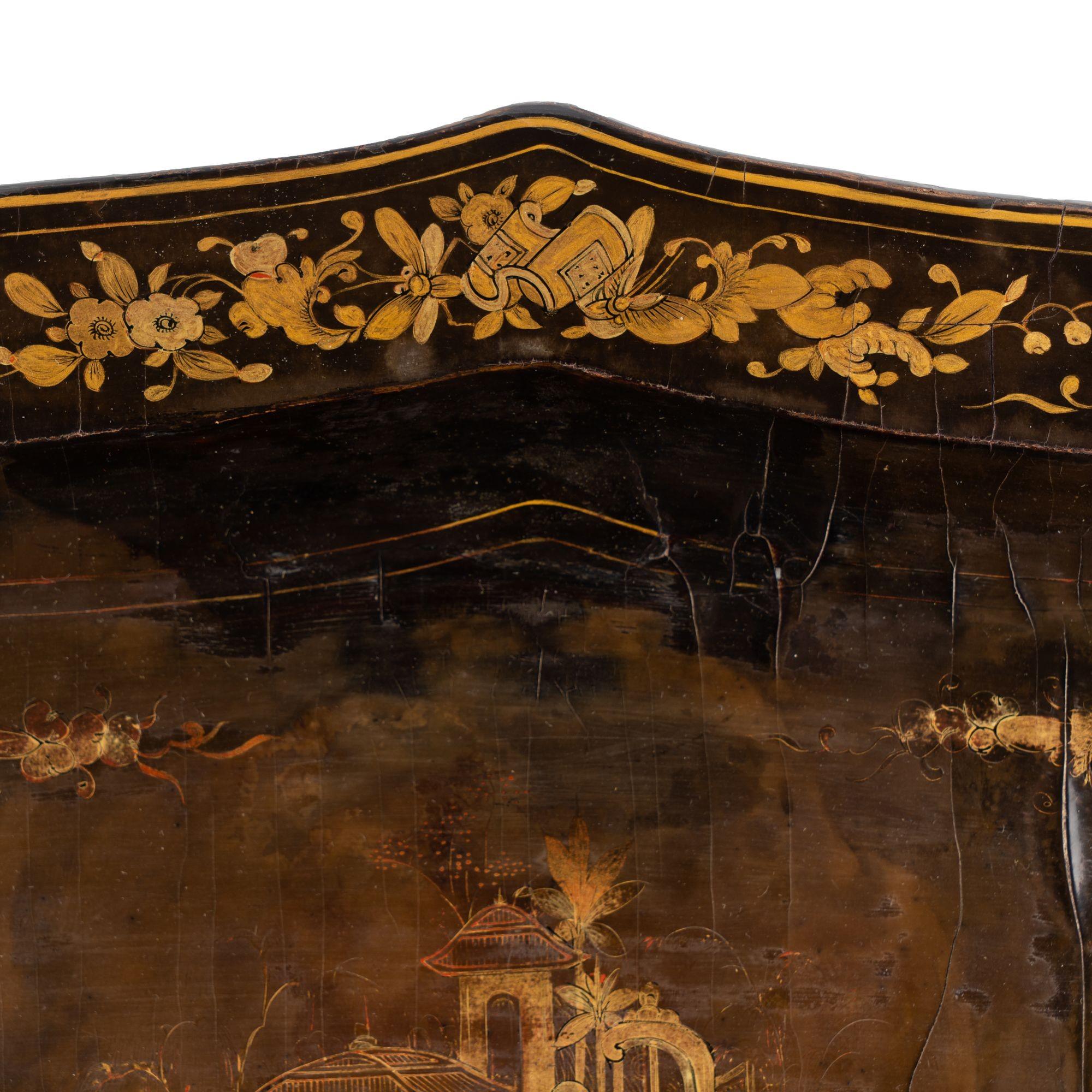 Chinesisches geformtes Tablett aus schwarzem Lack mit vergoldeter Dekoration, um 1825 im Angebot 5