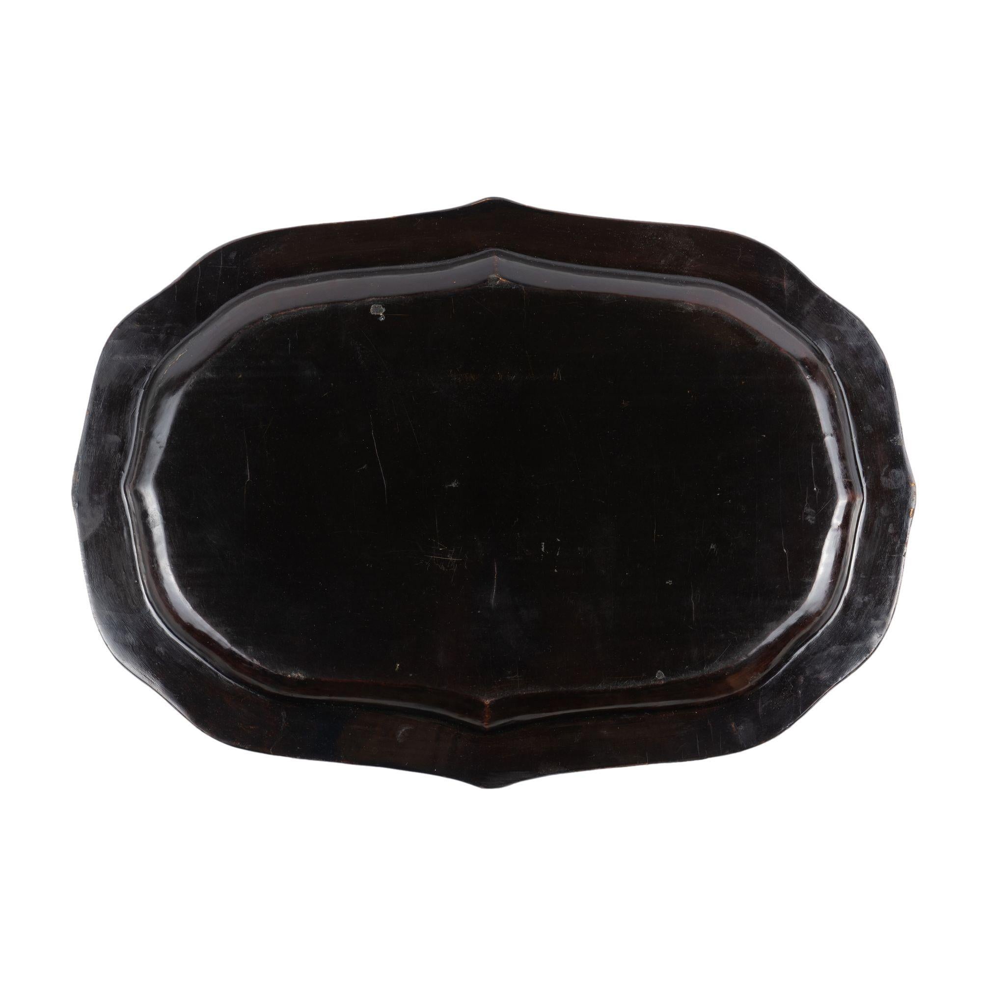 Chinesisches geformtes Tablett aus schwarzem Lack mit vergoldeter Dekoration, um 1825 im Angebot 7