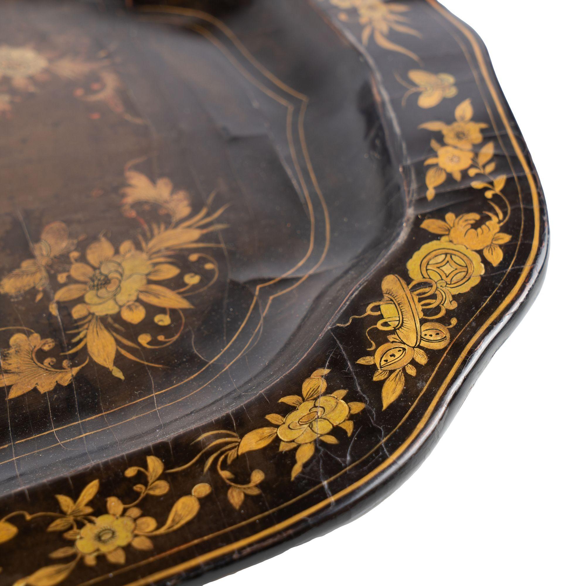 Chinesisches geformtes Tablett aus schwarzem Lack mit vergoldeter Dekoration, um 1825 (19. Jahrhundert) im Angebot