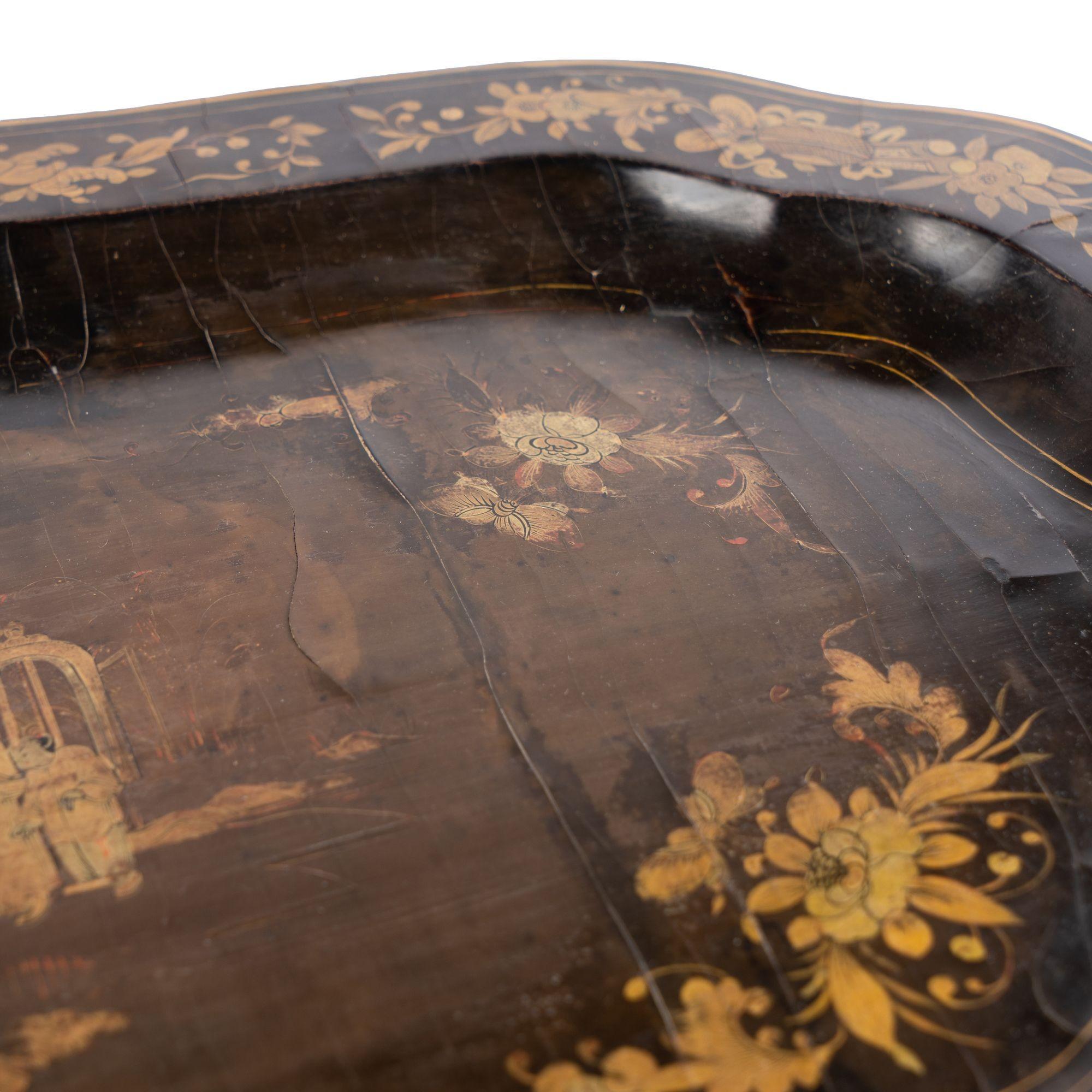 Chinesisches geformtes Tablett aus schwarzem Lack mit vergoldeter Dekoration, um 1825 im Angebot 1