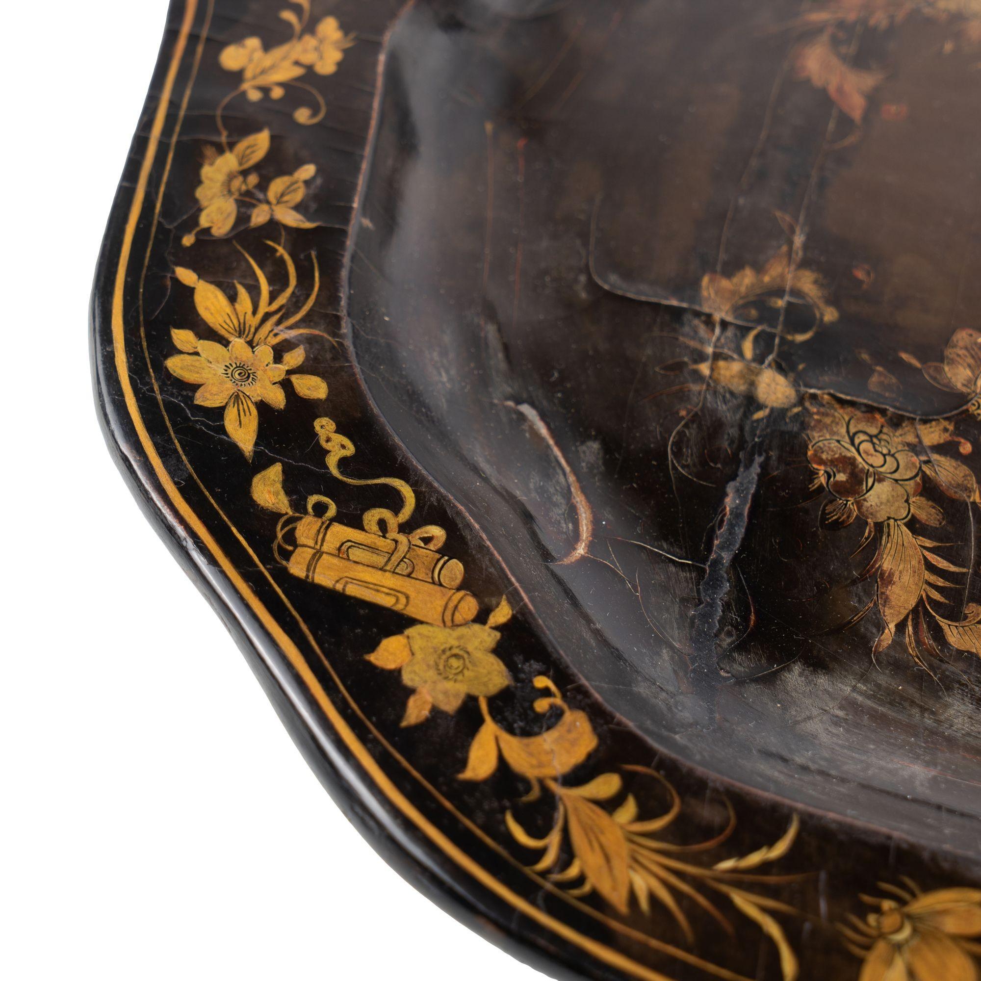 Chinesisches geformtes Tablett aus schwarzem Lack mit vergoldeter Dekoration, um 1825 im Angebot 3