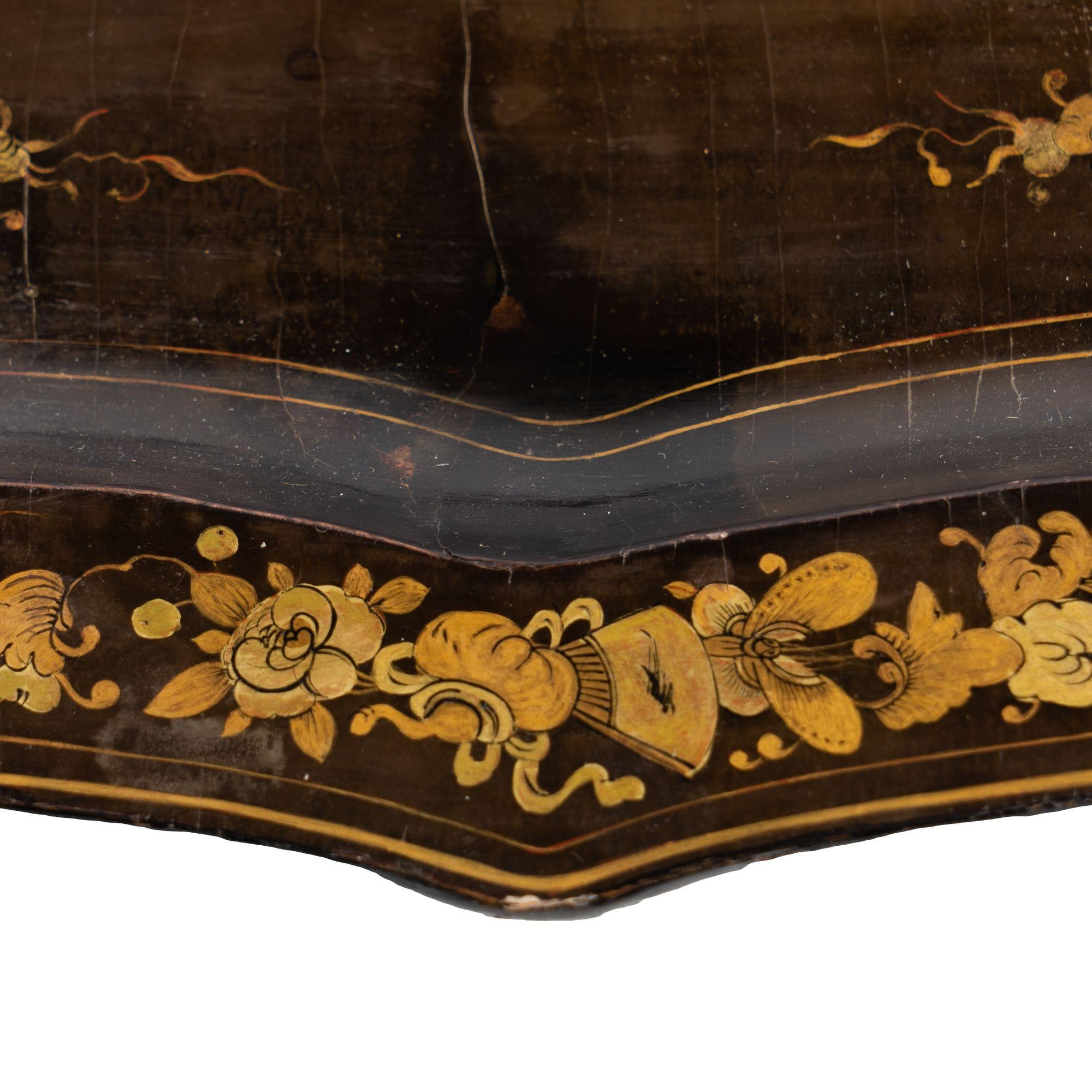 Chinesisches geformtes Tablett aus schwarzem Lack mit vergoldeter Dekoration, um 1825 im Angebot 4