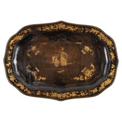 Chinesisches geformtes Tablett aus schwarzem Lack mit vergoldeter Dekoration, um 1825