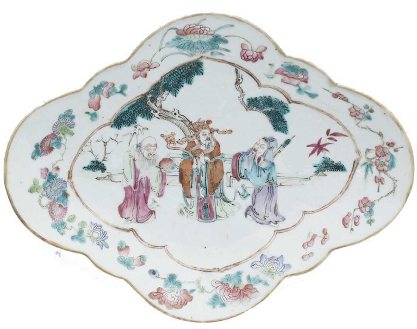 The Chinese shaped-oval polychrome tray is a beautiful decorative object realized in the early 20th century. 

Three sages in landscape inside a frame with small floral compositions, Daoguang six characters mark.

In very good condition.