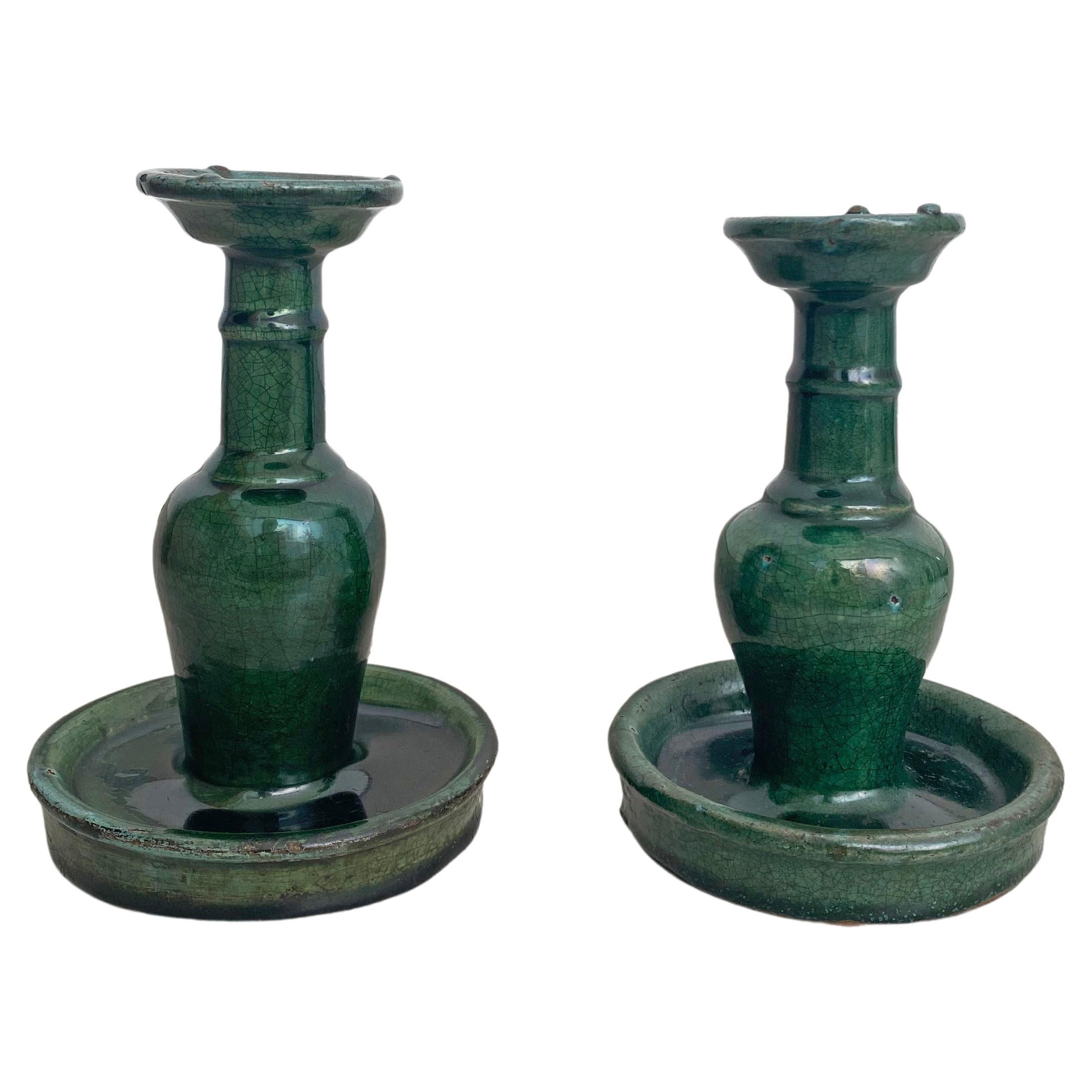 Chinesischer „Shiwan“-Kerzenhalter / Öllampen-Set, grün glasiert, frühes 20. Jahrhundert