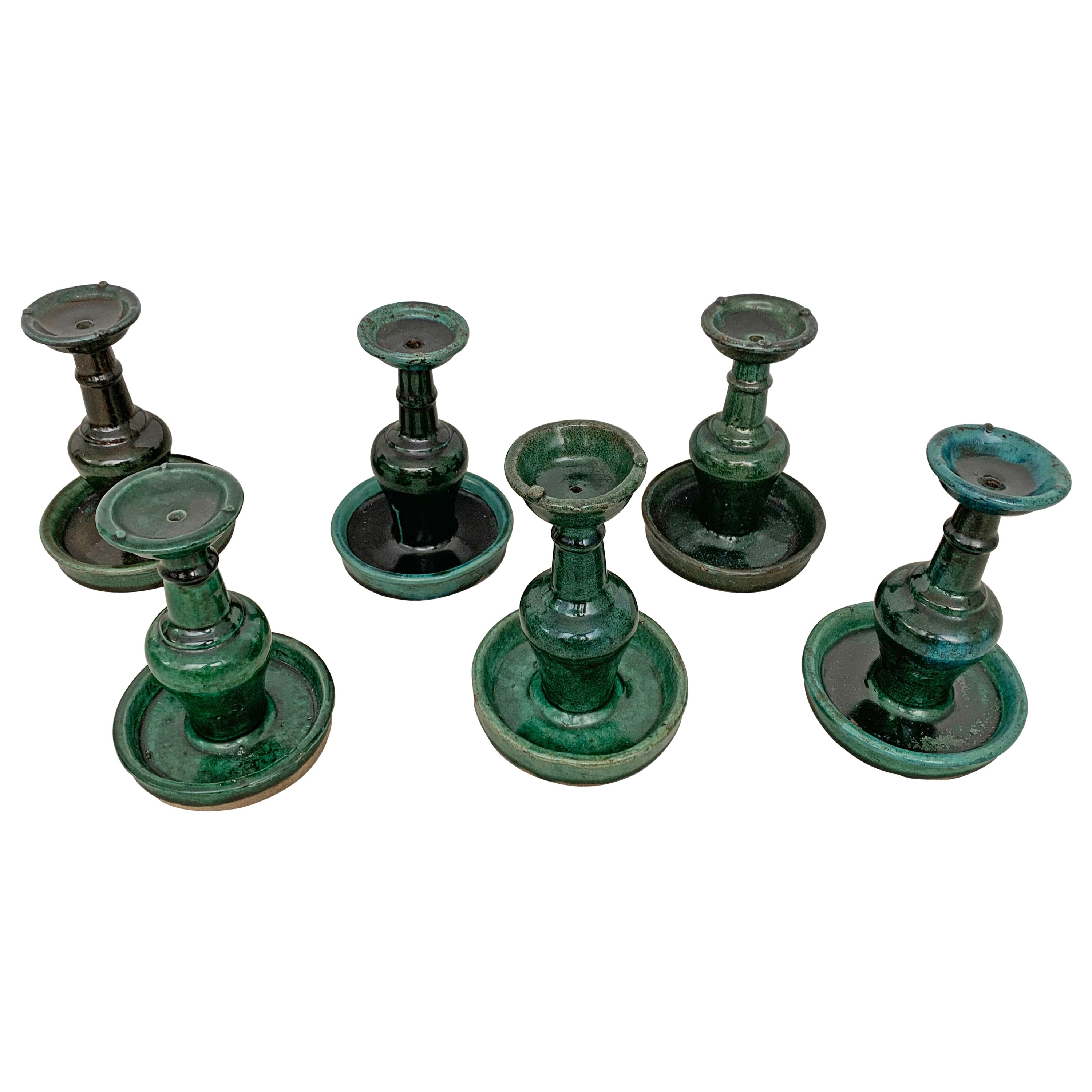 Chinesischer „Shiwan“-Kerzenhalter / Öllampe, 6er-Set, grün glasiert, um 1900