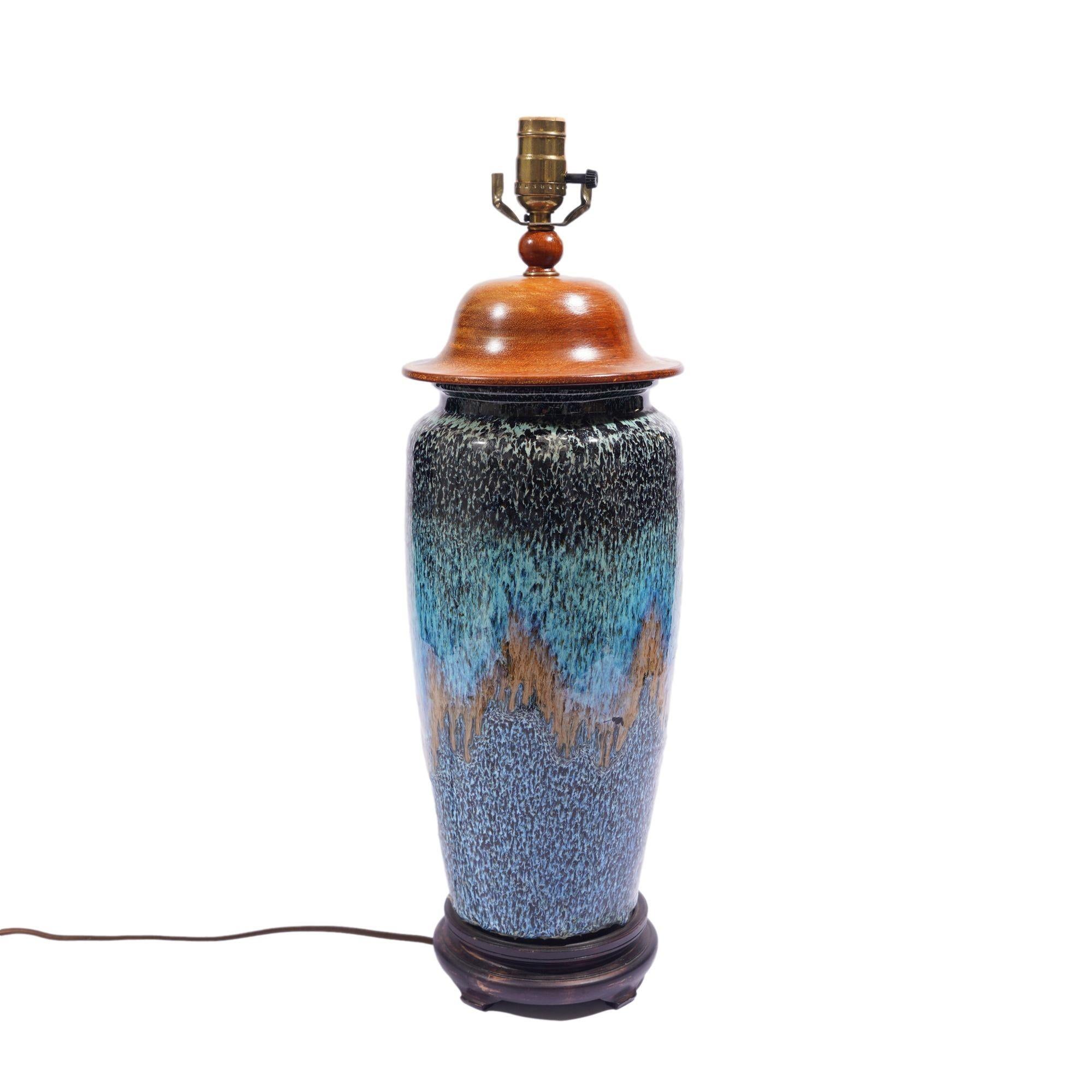 Chinese Shiwan stoneware vase lamp, c. 1912-20 In Good Condition For Sale In Kenilworth, IL