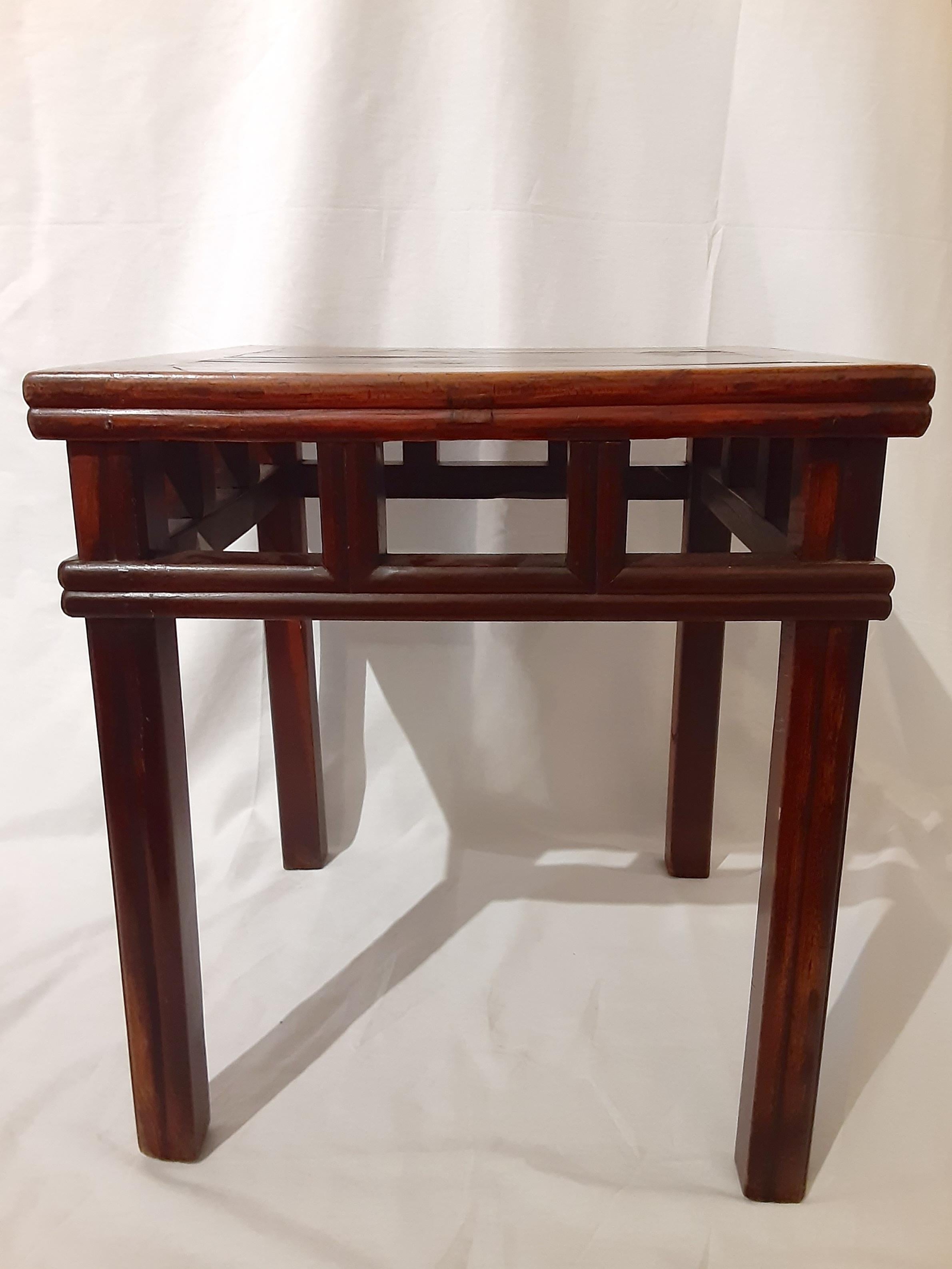 Table d'appoint chinoise

Dimensions : 18