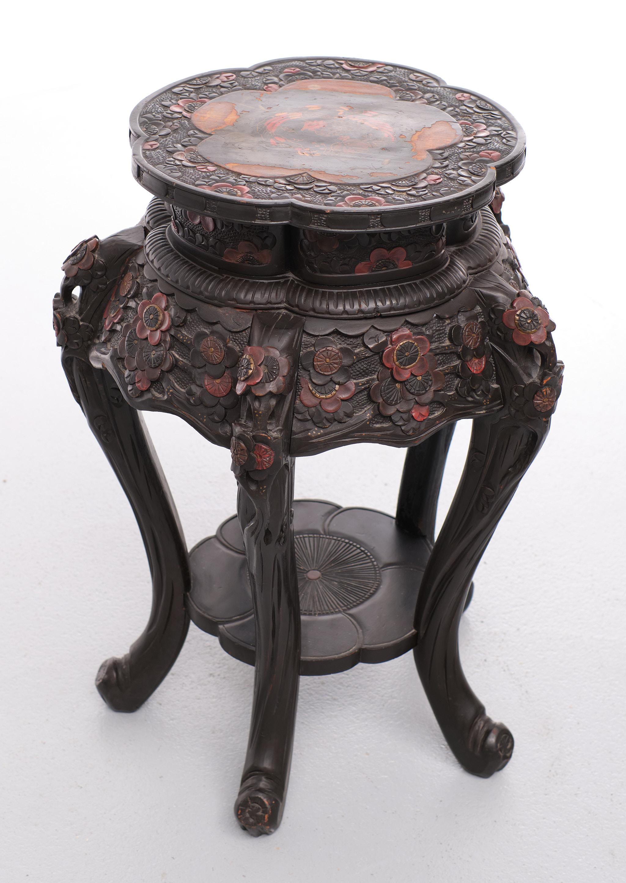 Exportation chinoise Table d'appoint chinoise sculptée à la main, 1920/30 en vente
