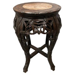 Mesa auxiliar china de madera y mármol con motivos de bambú