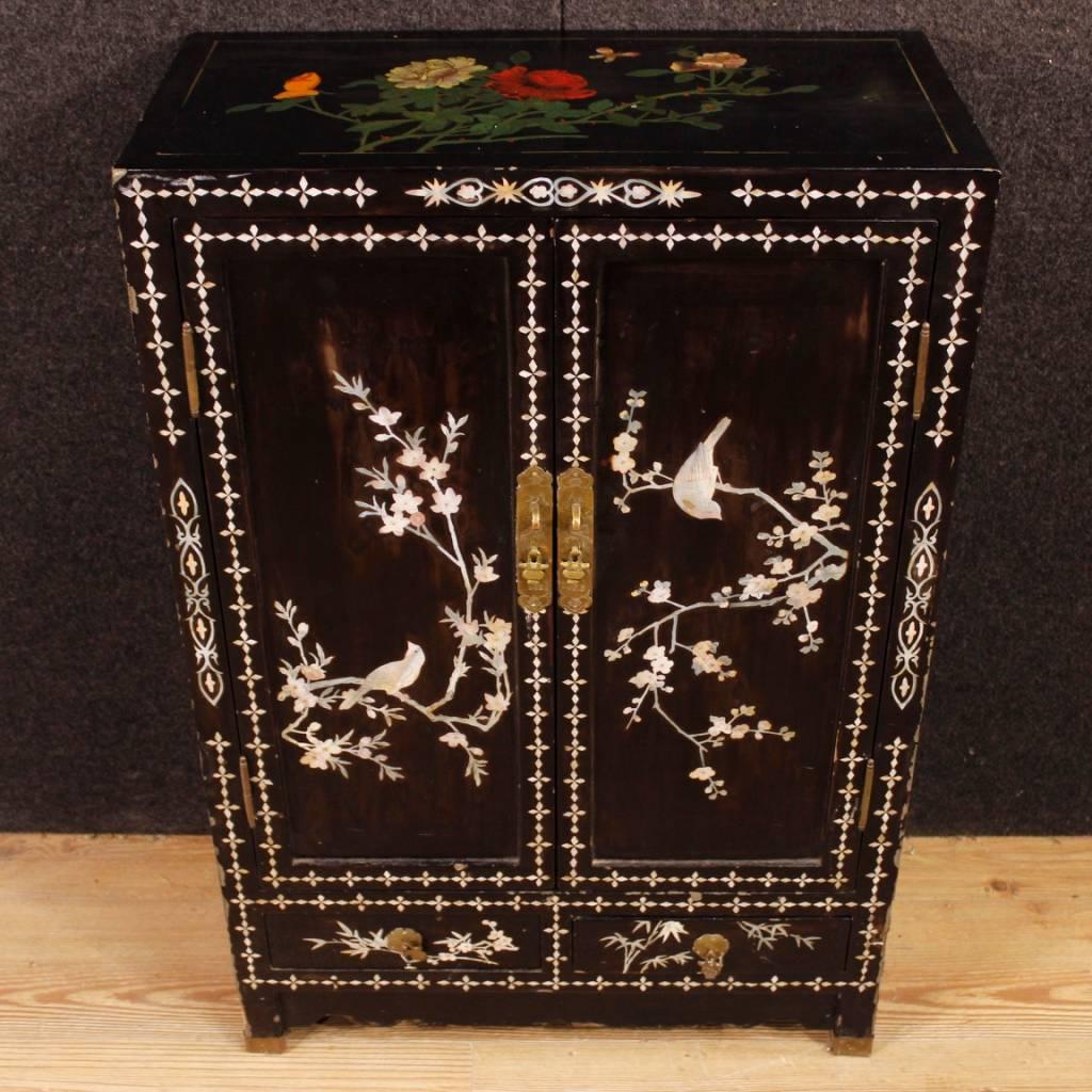 Small Chinese sideboard from 20th century. Cabinet in lacquered and painted wood decorated with floral and animal decorations in oriental style, of great elegance. Furniture with two doors and two drawers of discrete capacity and service. It