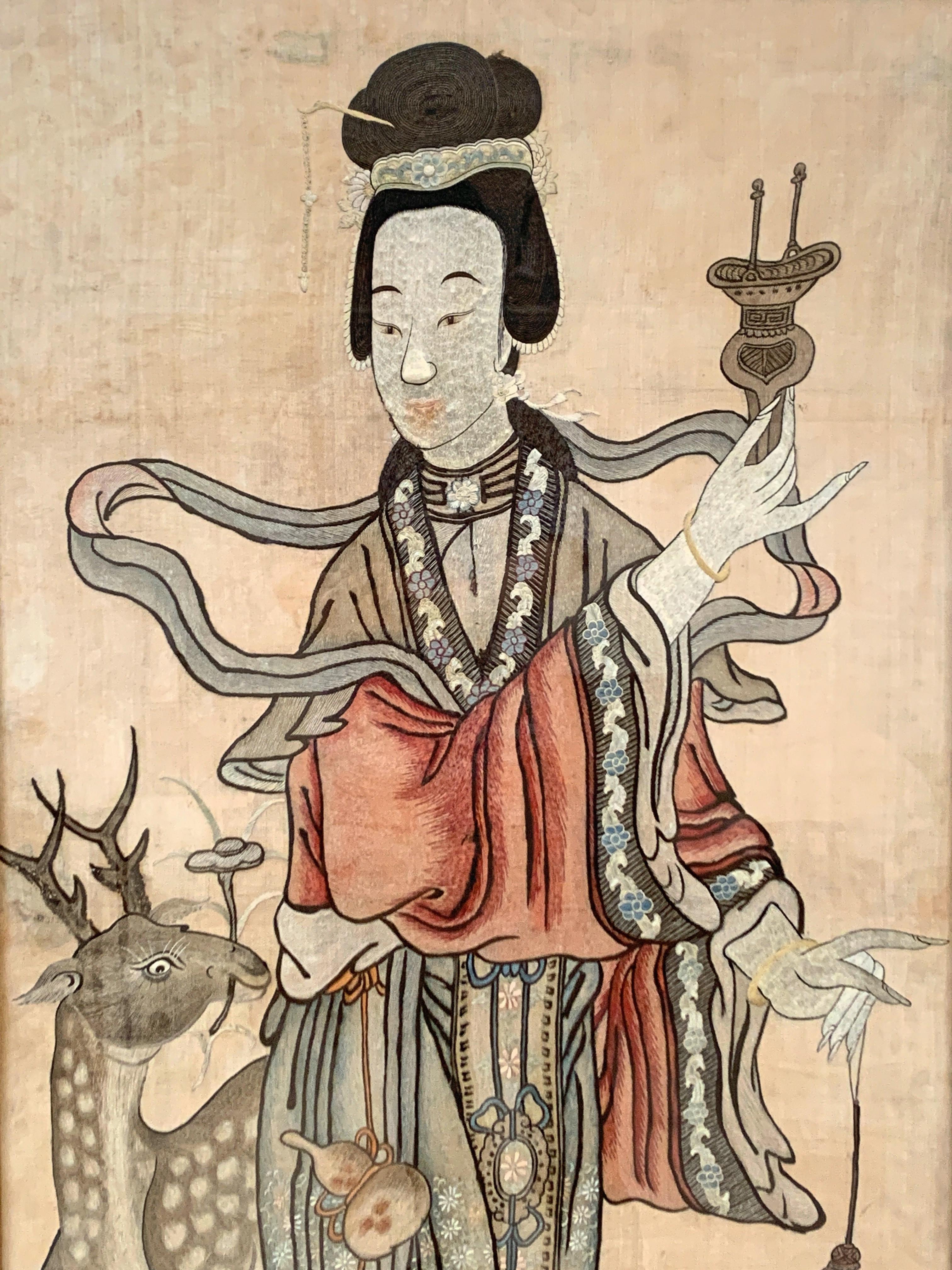 Ein großer gerahmter und glasierter, seidenbestickter Wandteppich aus der chinesischen Qing-Dynastie mit einer weiblichen Unsterblichen, wahrscheinlich Magu, spätes 19. Jahrhundert, China.

Die große chinesische Seidentafel ist wunderschön mit