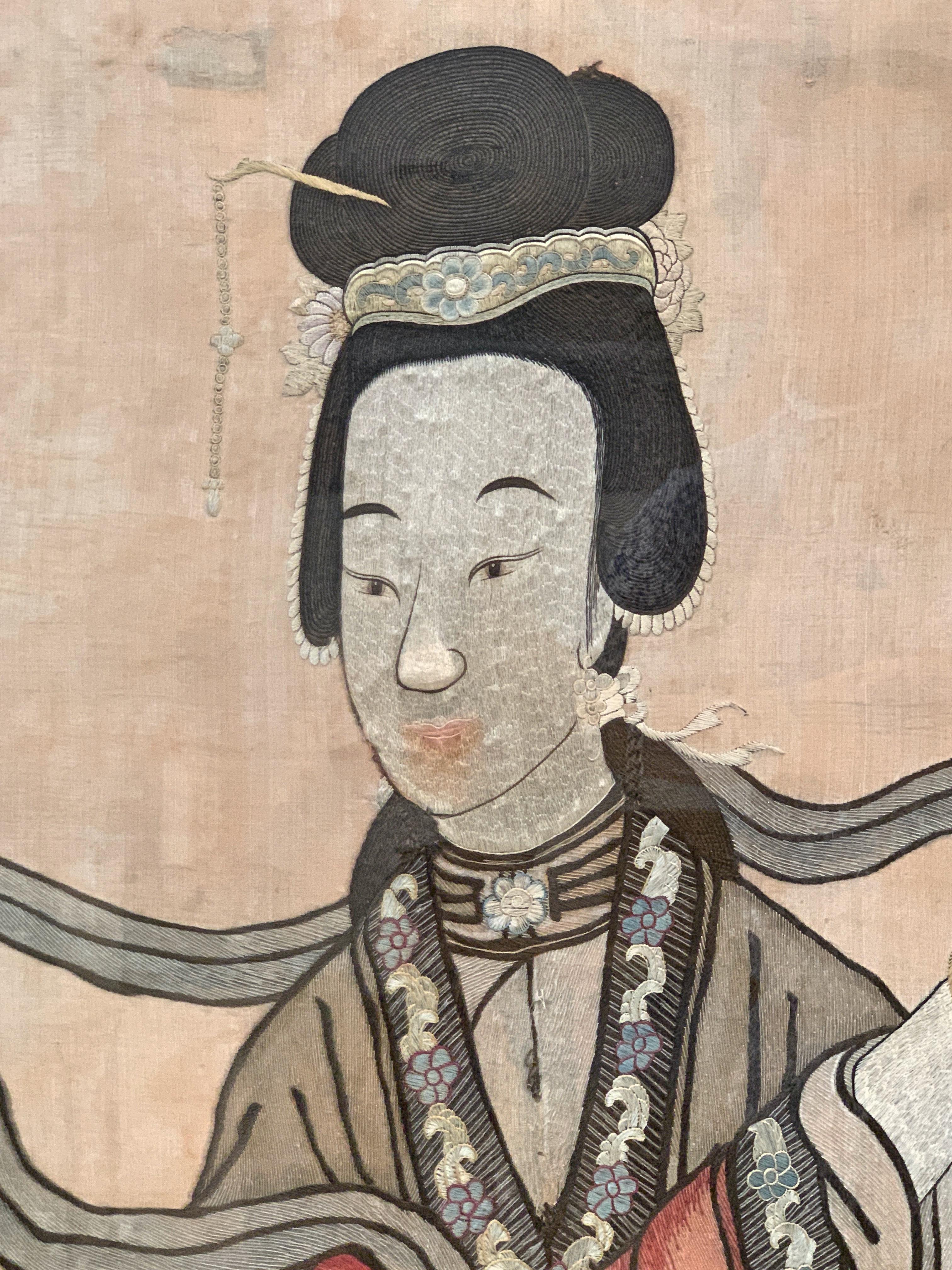 Chinesisches besticktes Seidenpaneel mit einer unsterblichen weiblichen Figur, Qing-Dynastie, 19. Jahrhundert (Bestickt) im Angebot