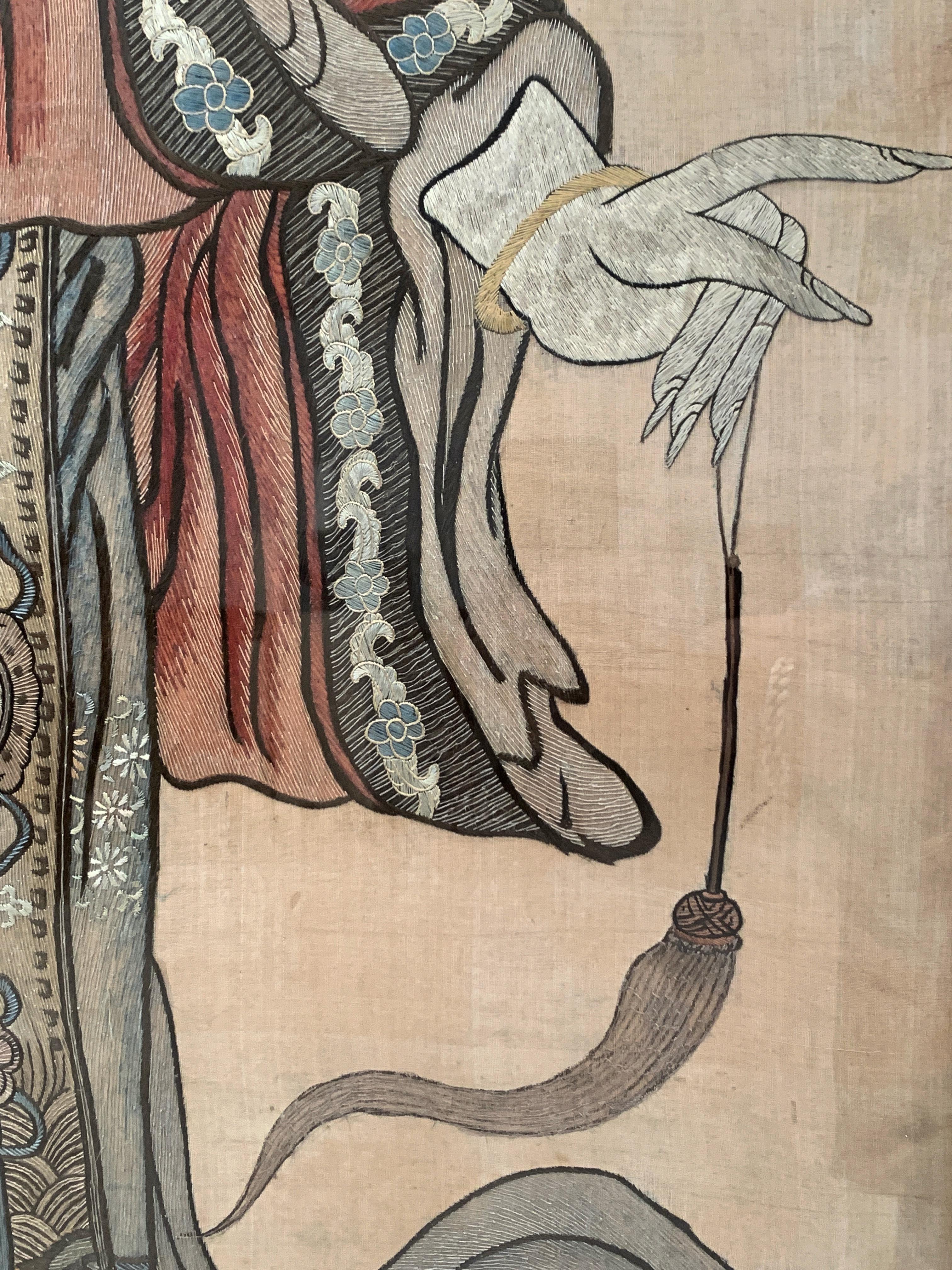 Chinesisches besticktes Seidenpaneel mit einer unsterblichen weiblichen Figur, Qing-Dynastie, 19. Jahrhundert im Angebot 3