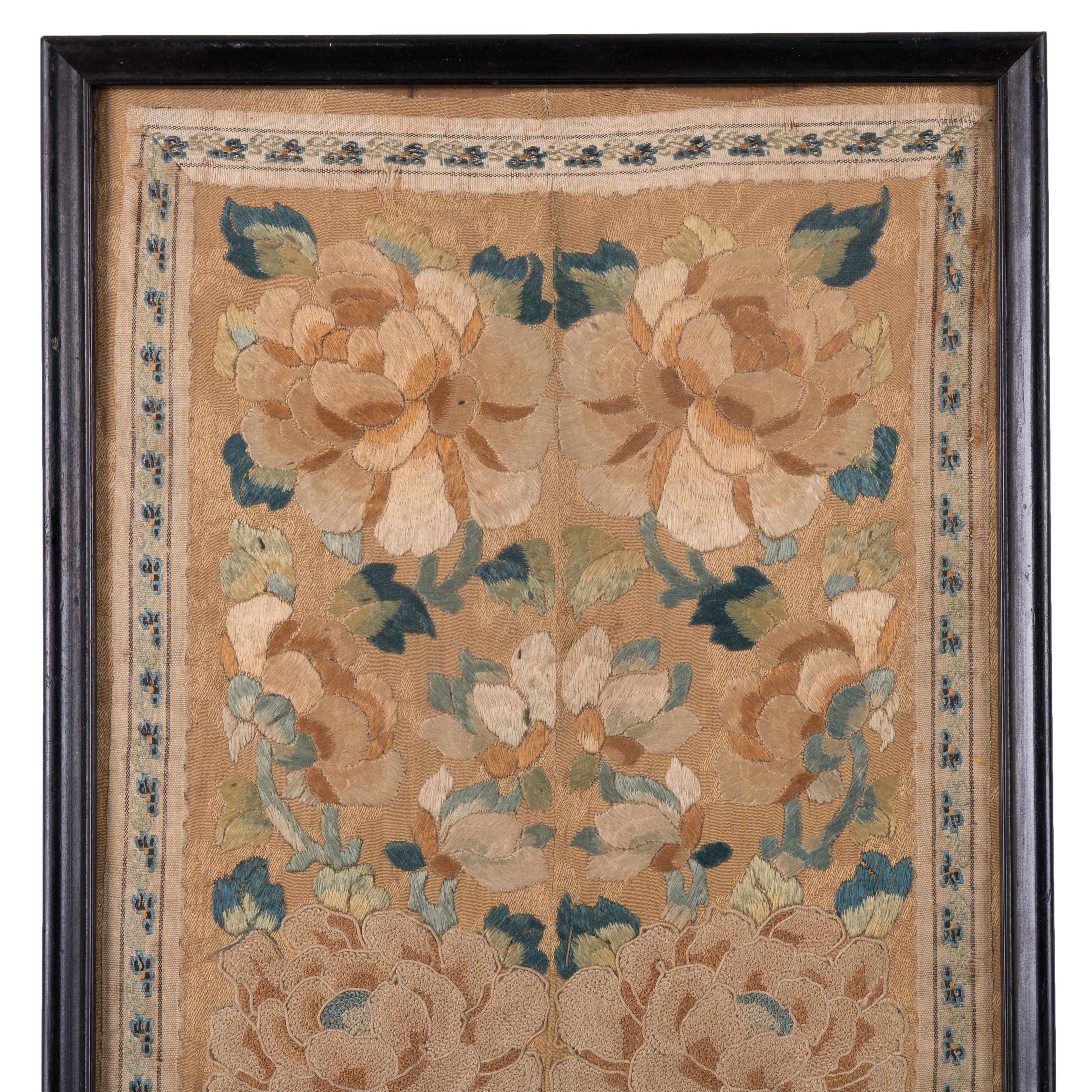 Chinese Silk Embroidered Panel, Qing, 19th Century In Good Condition For Sale In Savannah, GA