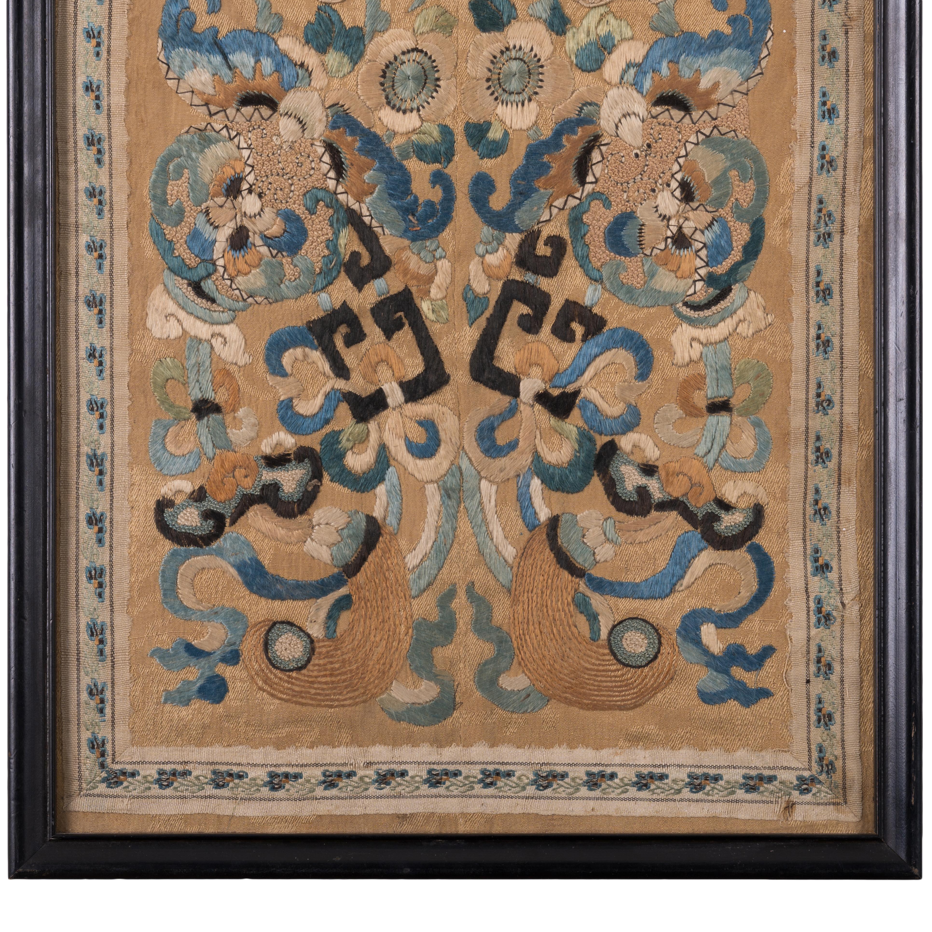 Chinese Silk Embroidered Panel, Qing, 19th Century For Sale 1