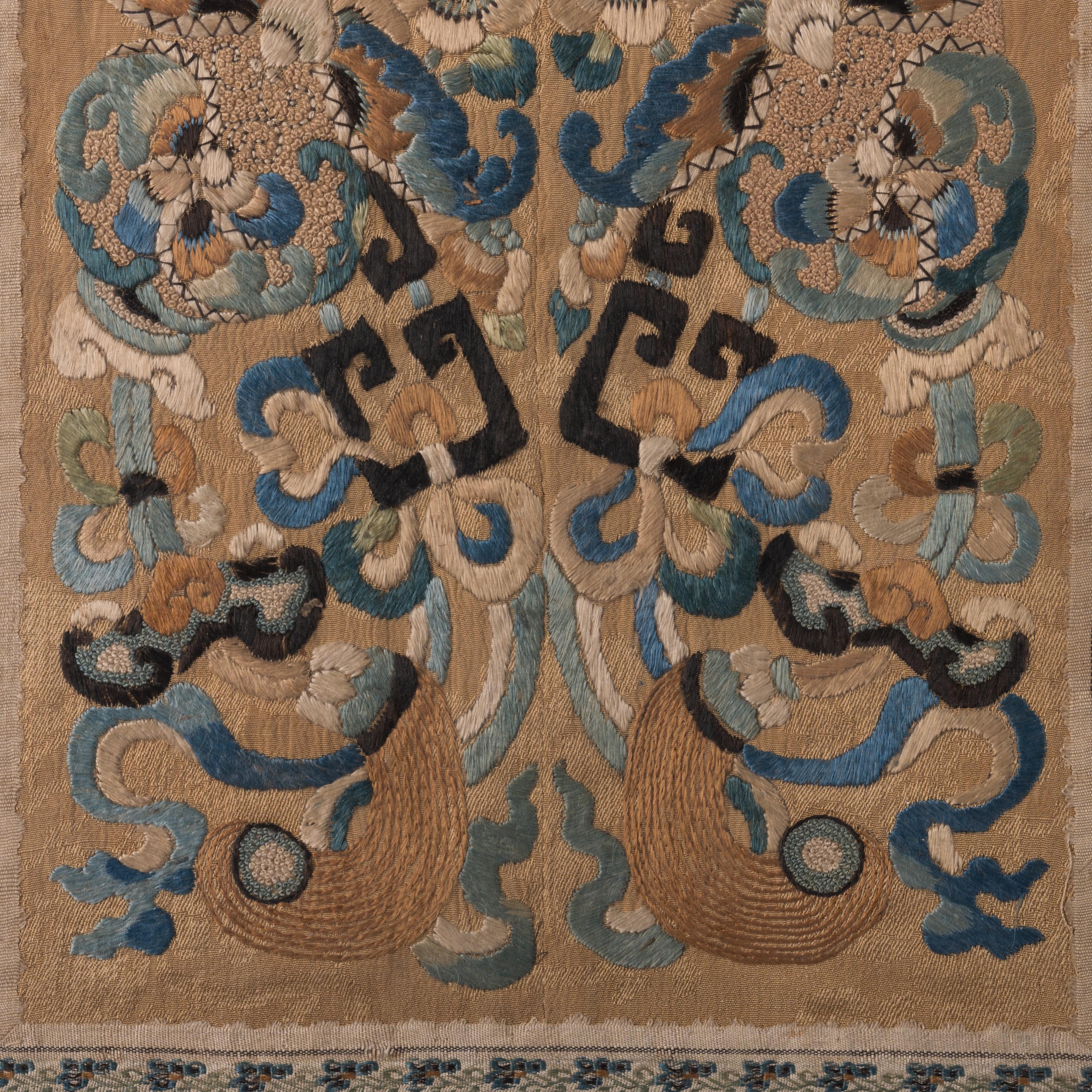 Chinese Silk Embroidered Panel, Qing, 19th Century For Sale 2