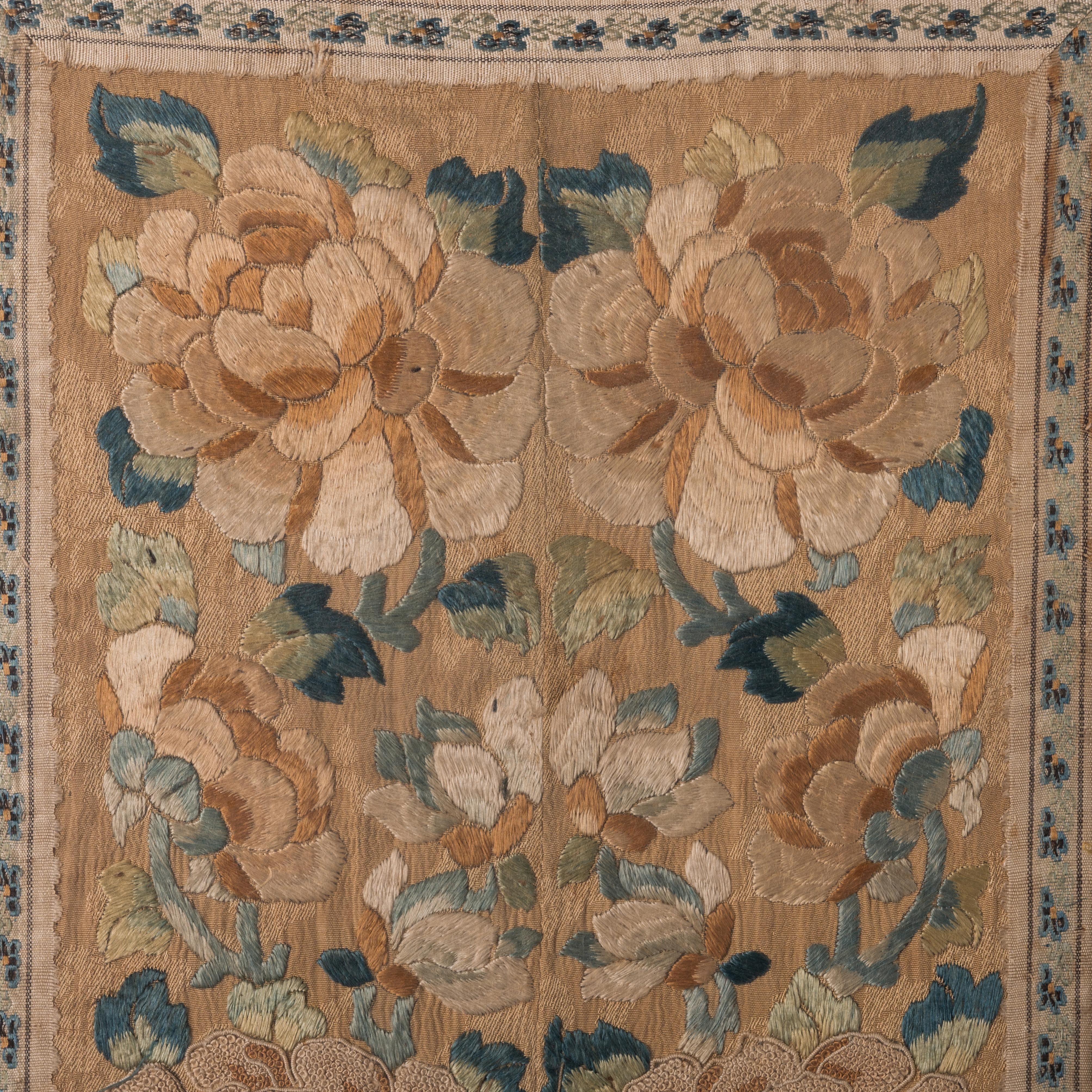 Chinese Silk Embroidered Panel, Qing, 19th Century For Sale 3