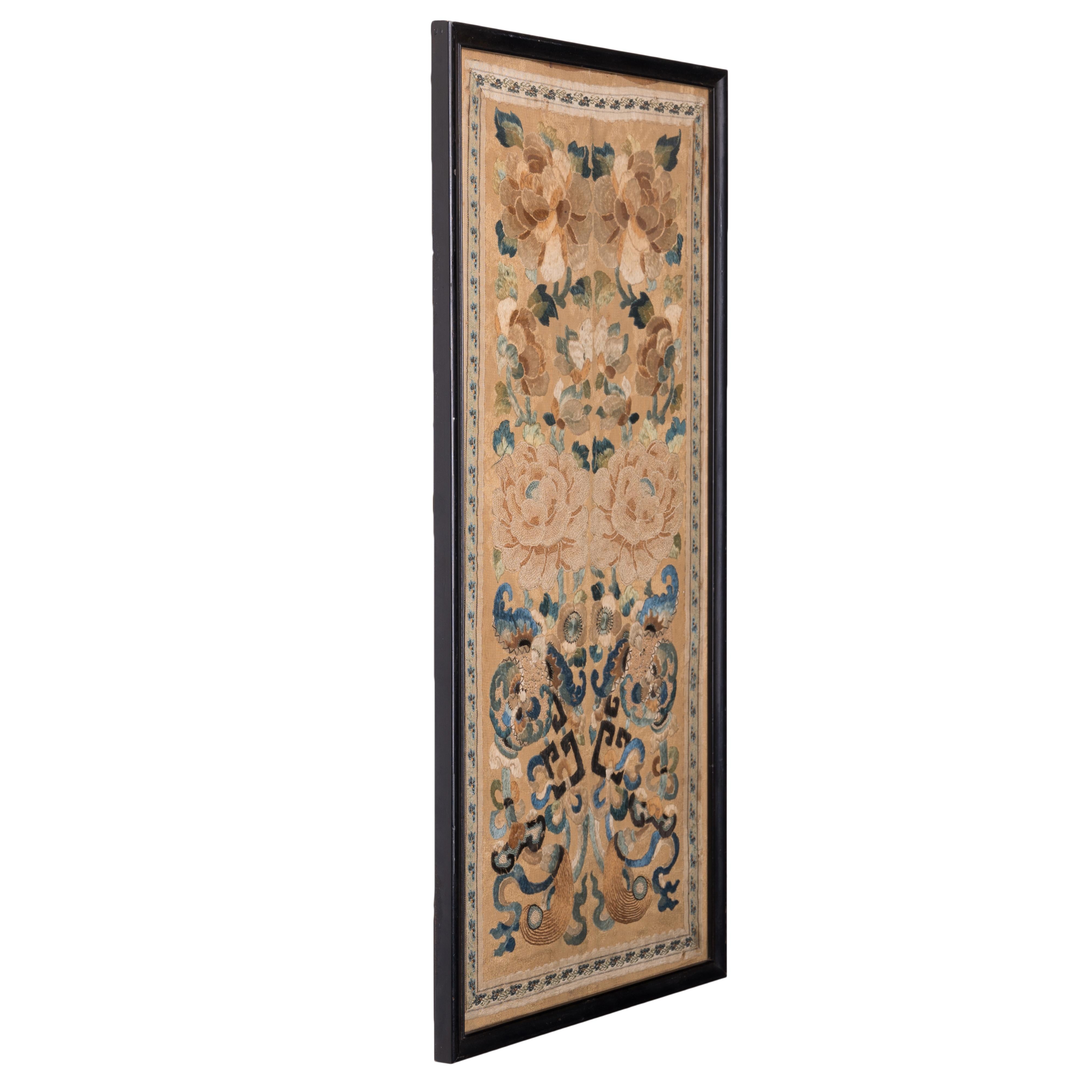 Chinese Silk Embroidered Panel, Qing, 19th Century For Sale 4