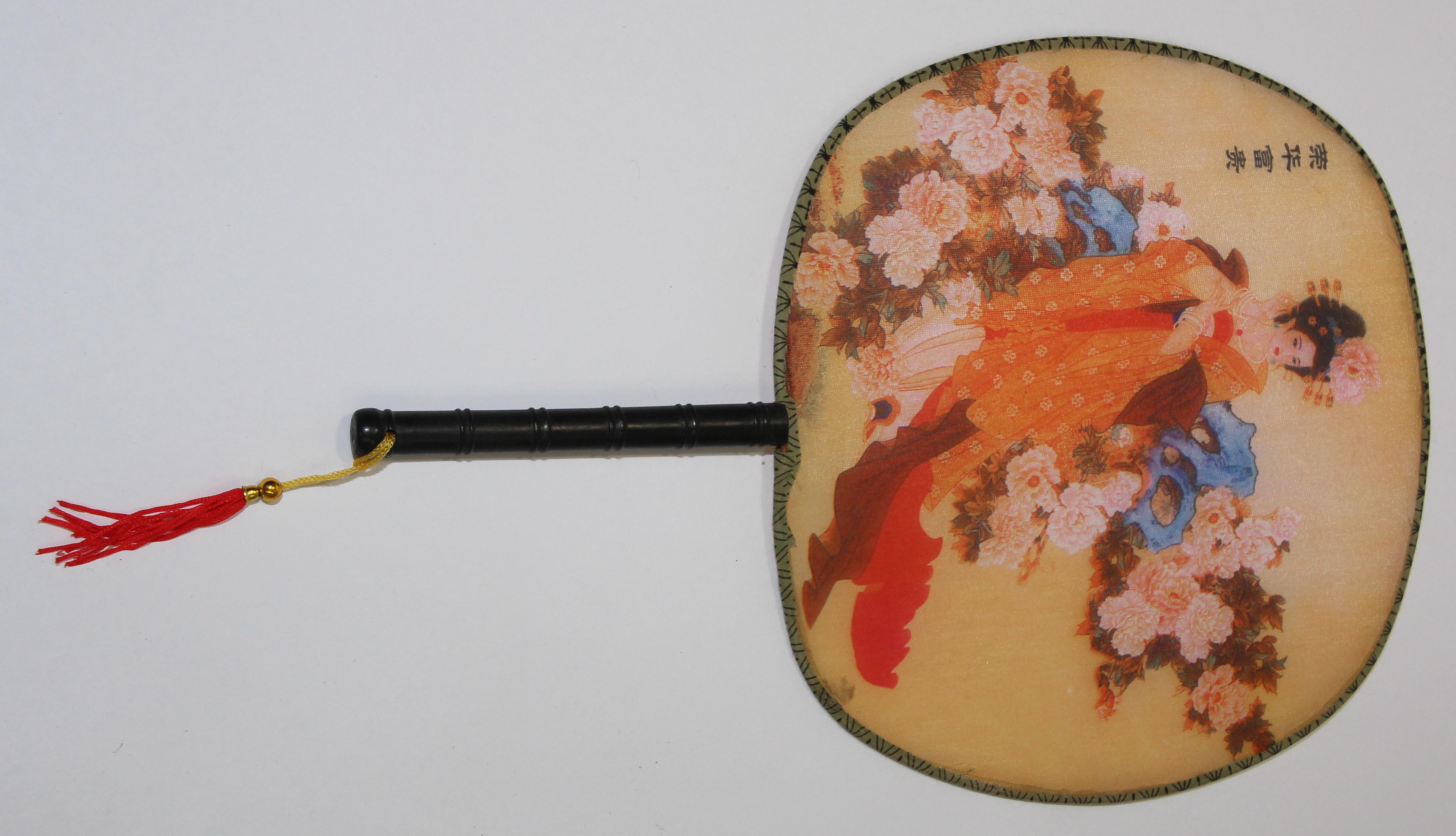 Chinese Silk Round Paddle Fans, Hand Fan with Geisha Woman Design In Good Condition In North Hollywood, CA