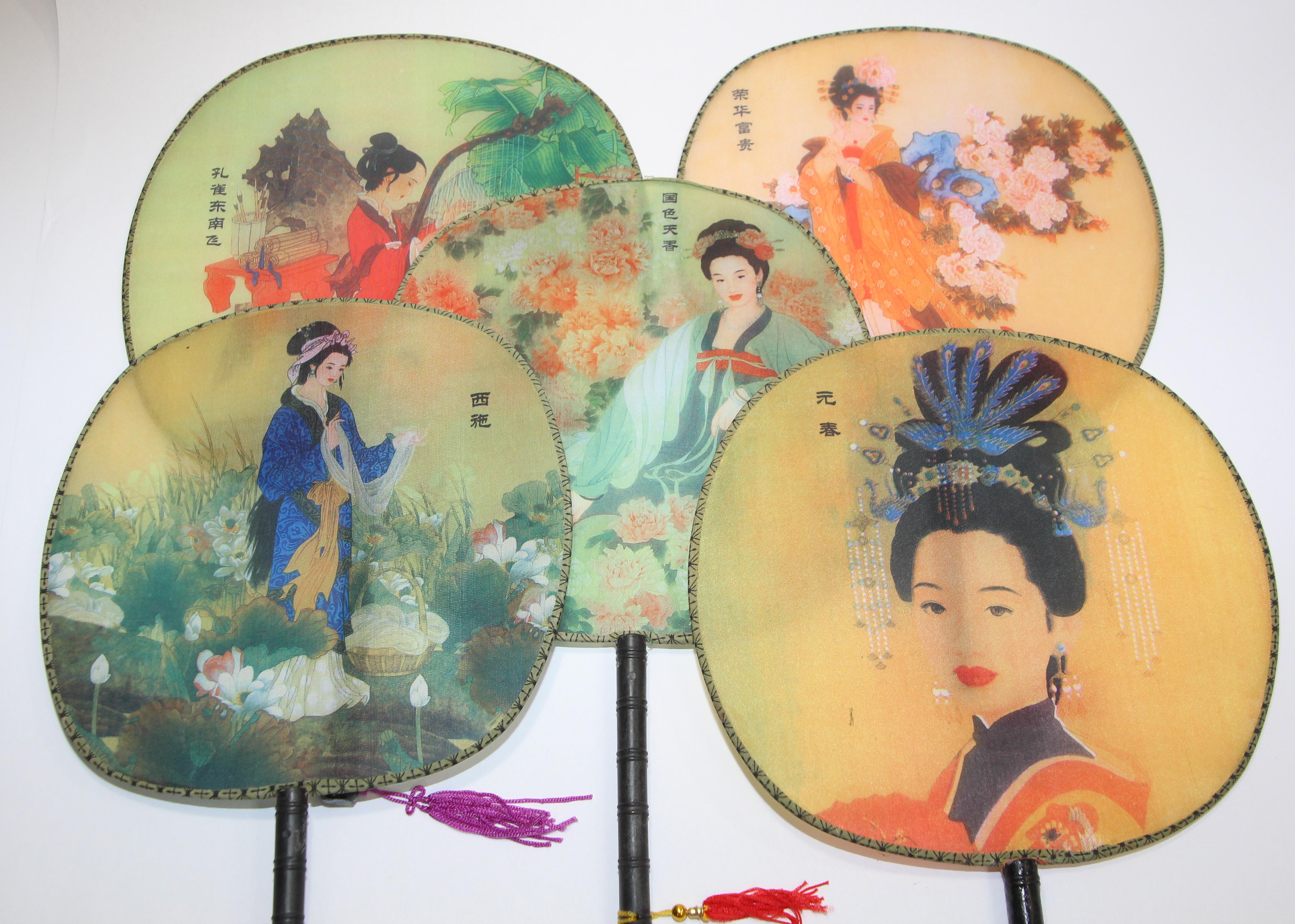 Set of 5 Chinese Silk Round Fans, Hand Fans with Geisha Woman painting.
Vintage Asian hand fans decorated with printed Geisha Women and Chinese landscape.
Chinoiserie silk paddle fans with floral and figures details designs, wooden bamboo handle and