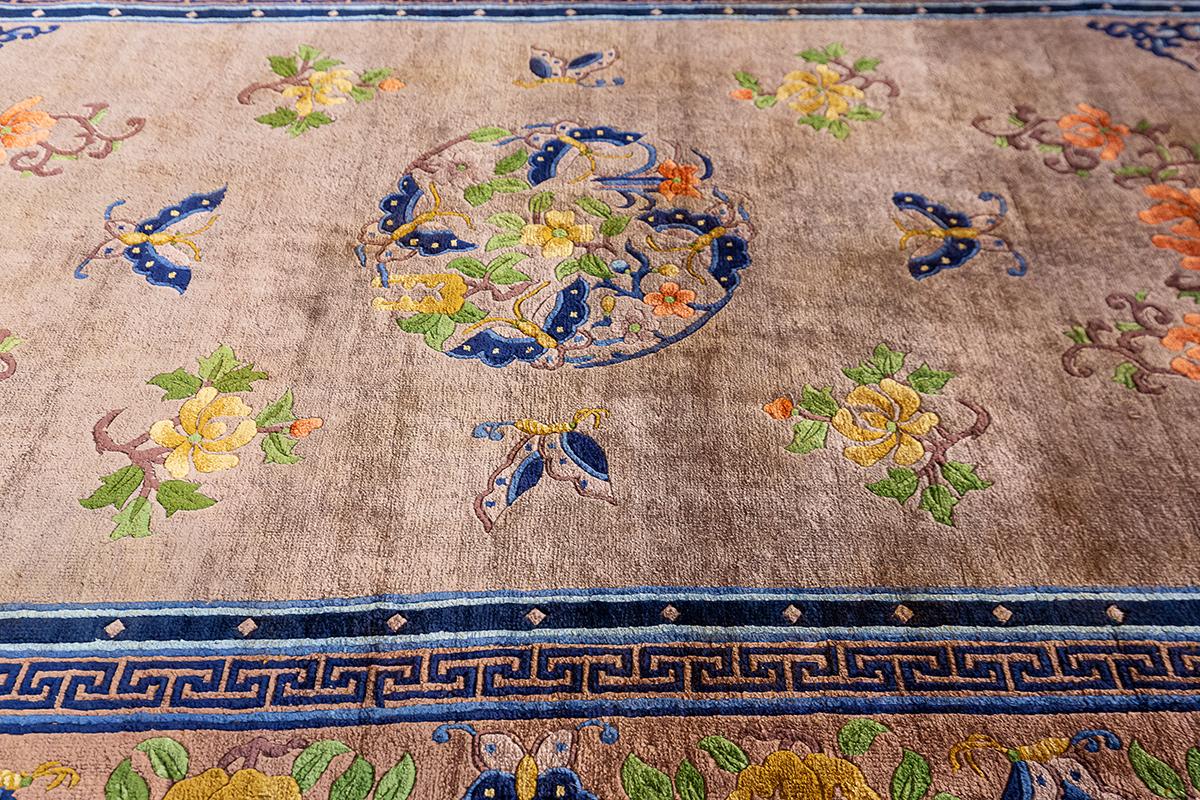 Tappeto cinese in seta - Armonia floreale della metà del XX secolo
Questo tappeto di seta cinese della metà del XX secolo riflette la raffinata eleganza e l'arte simbolica tipica del periodo tra il 1950 e il 1970. Su un morbido campo marrone, la