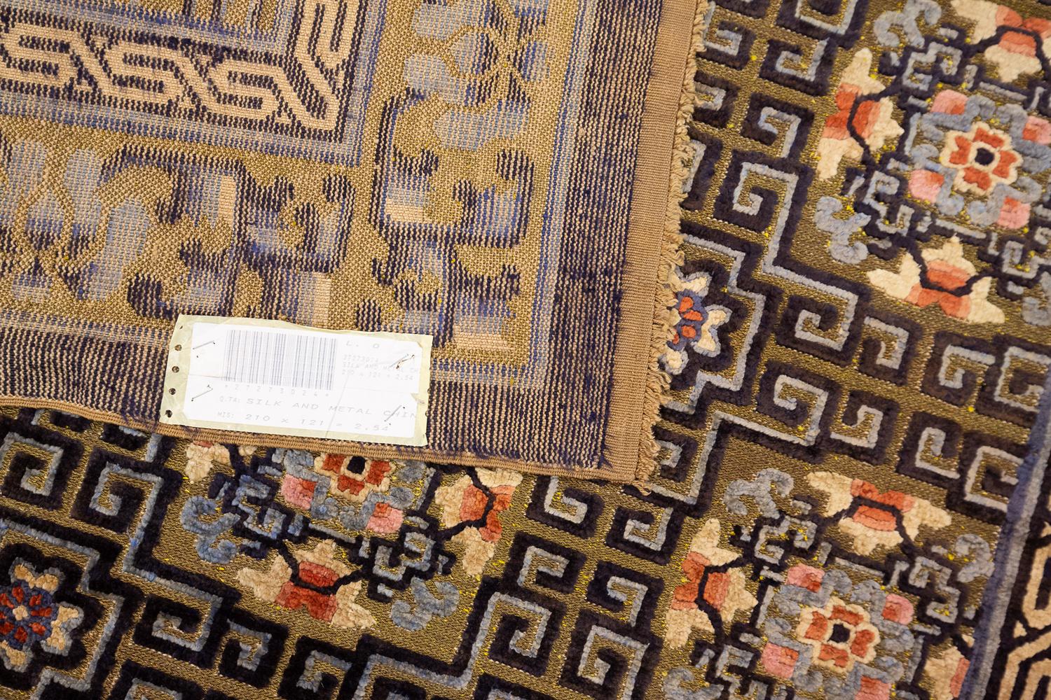 Alfombra china de seda firmada con hilo metálico en venta 4