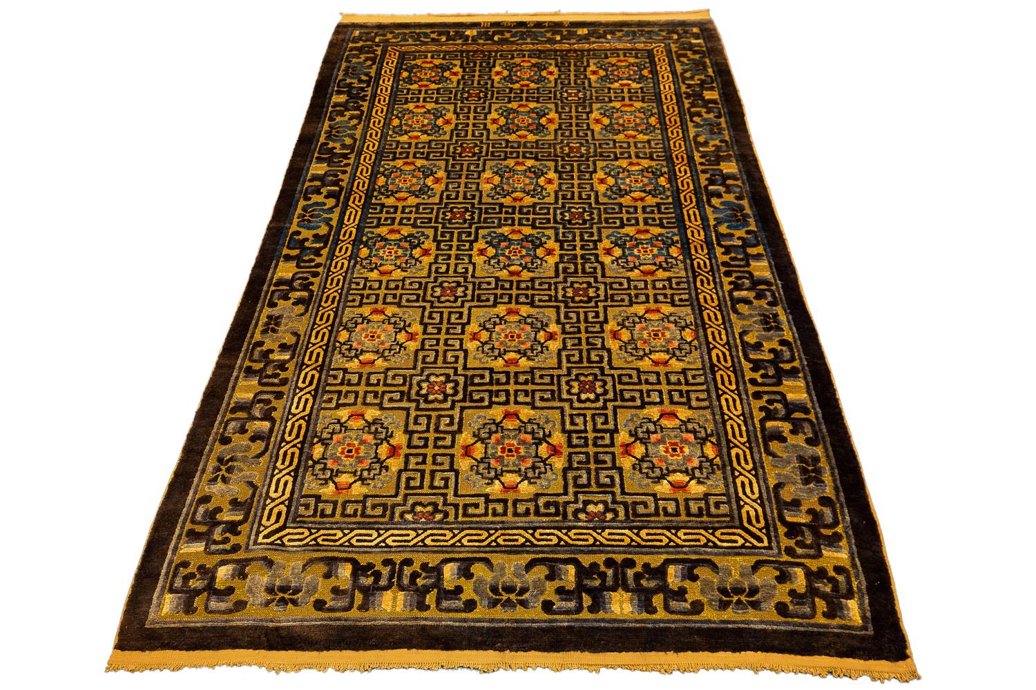Se trata de una antigua alfombra china de seda e hilo metálico souf con firma tejida a finales del siglo XIX y mide 210x121 CM. Su campo está formado por tres columnas de medallones repetidos rodeados por el famoso diseño de la llave griega. Su